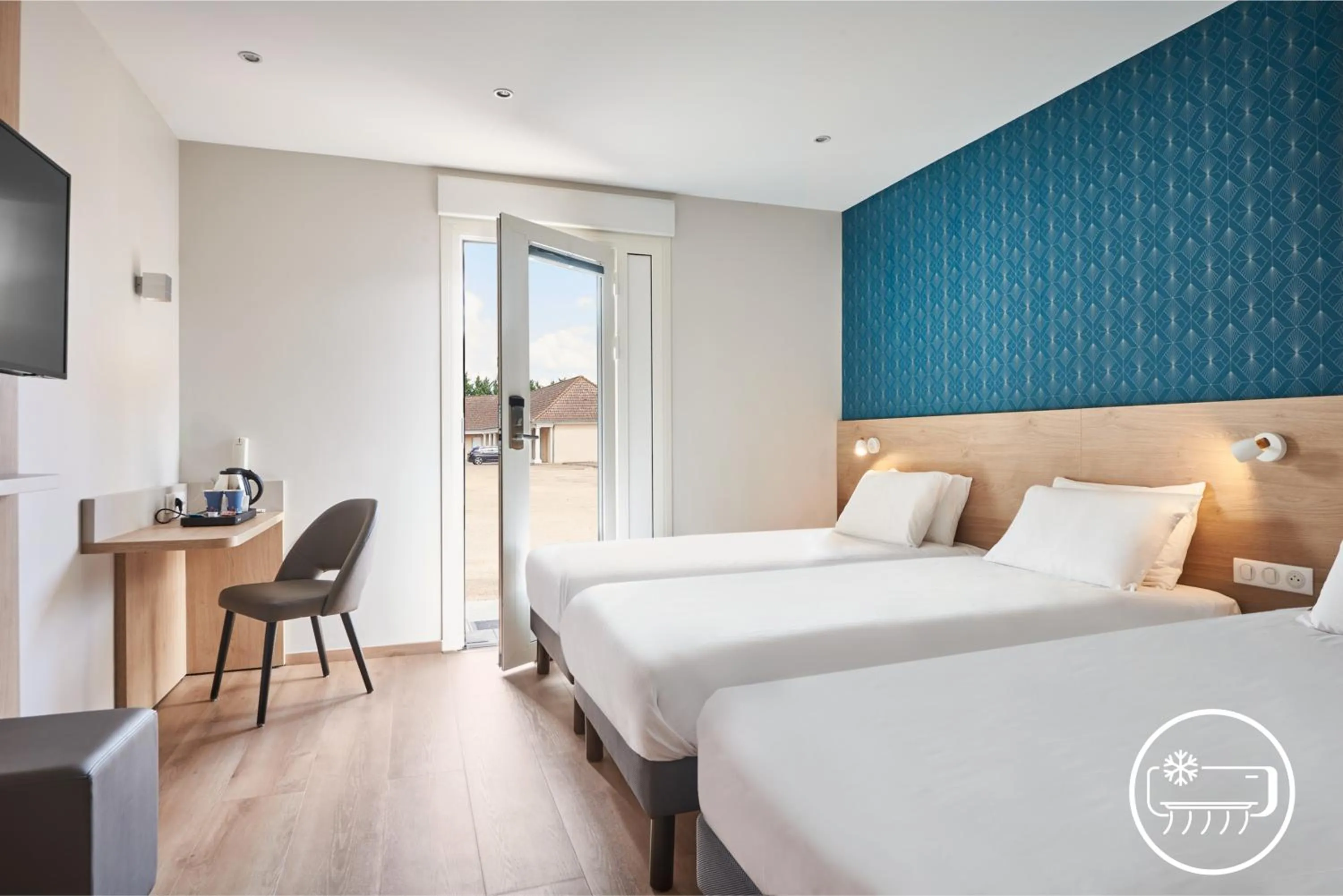 Photo of the whole room, Bed in Kyriad Sens