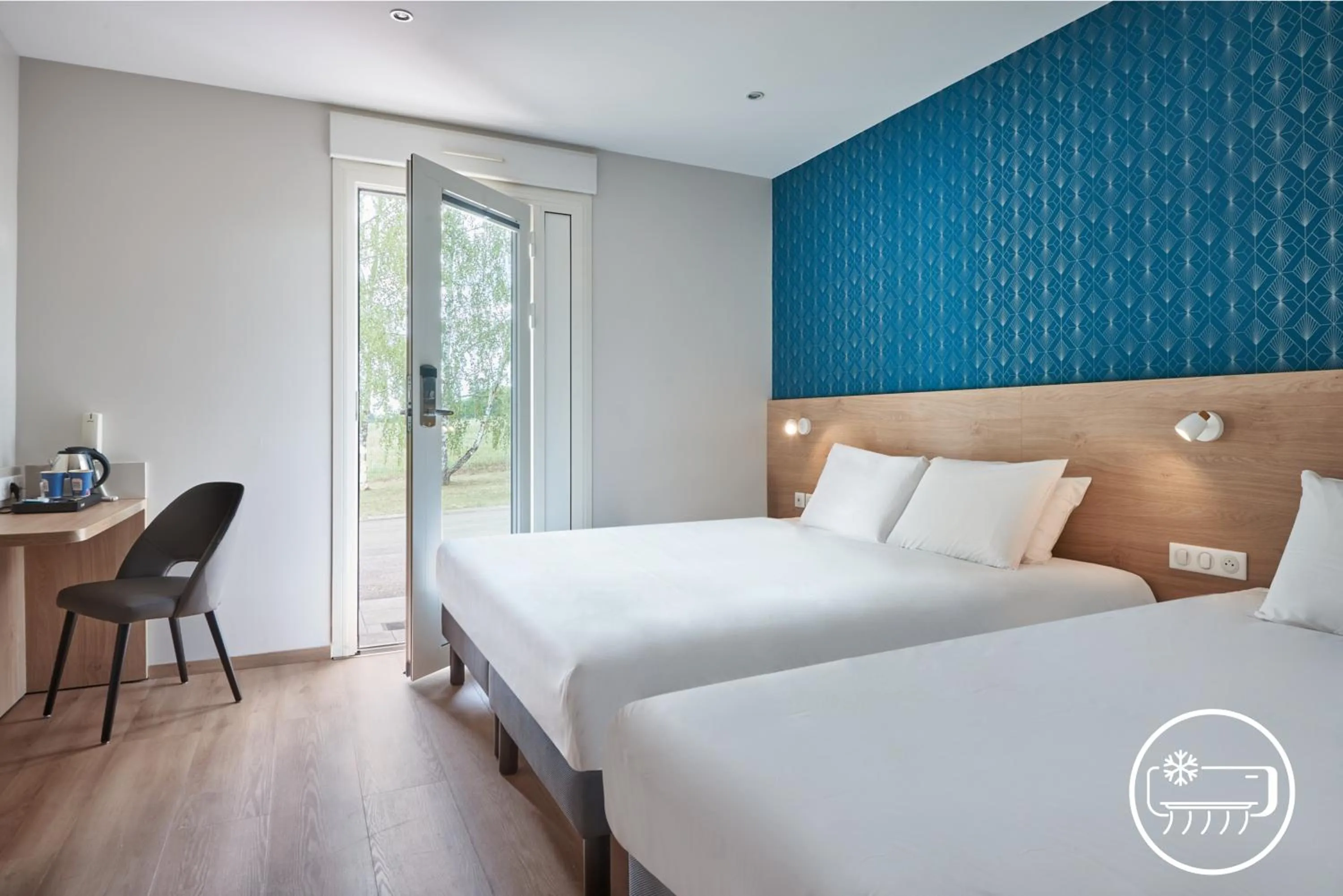 Photo of the whole room, Bed in Kyriad Sens