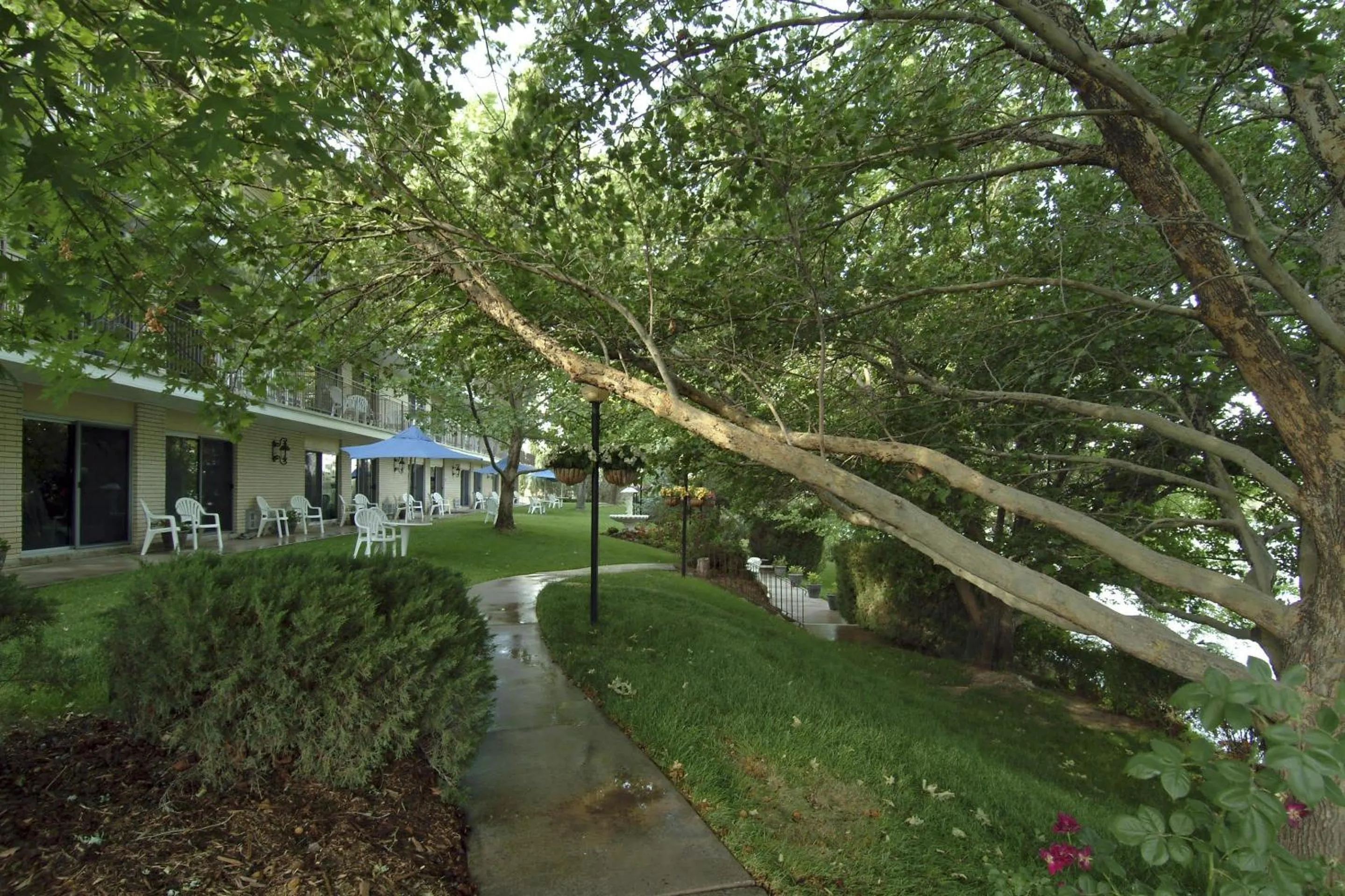 Patio in River Terrace Inn