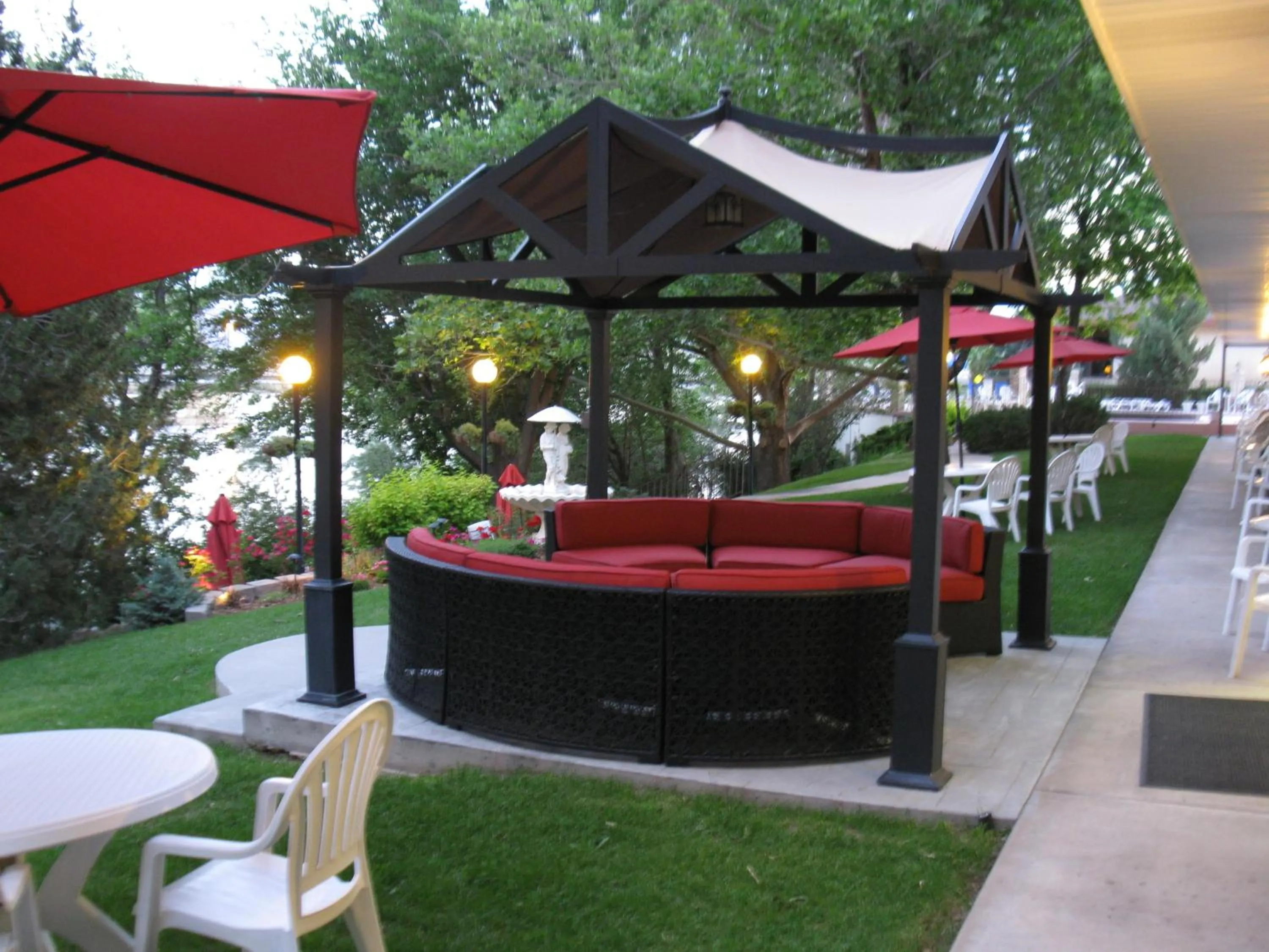 Patio in River Terrace Inn