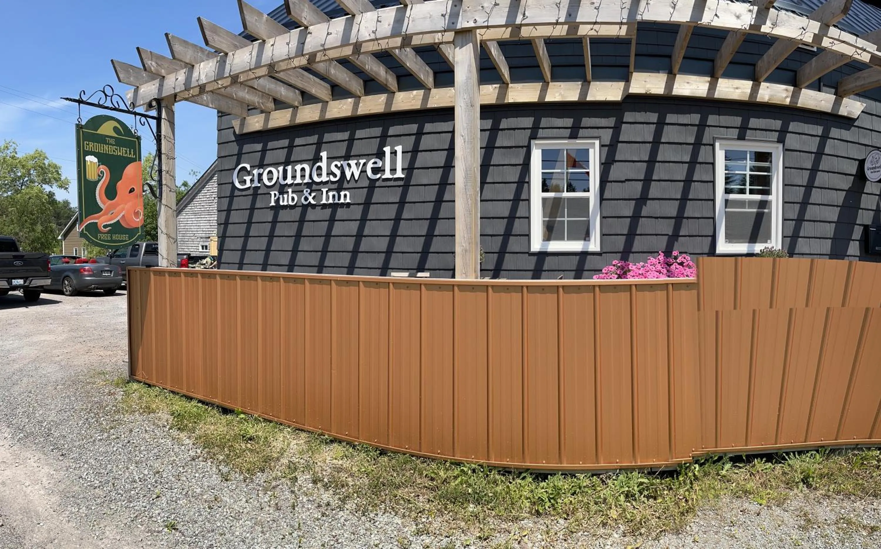 Groundswell Pub & Inn