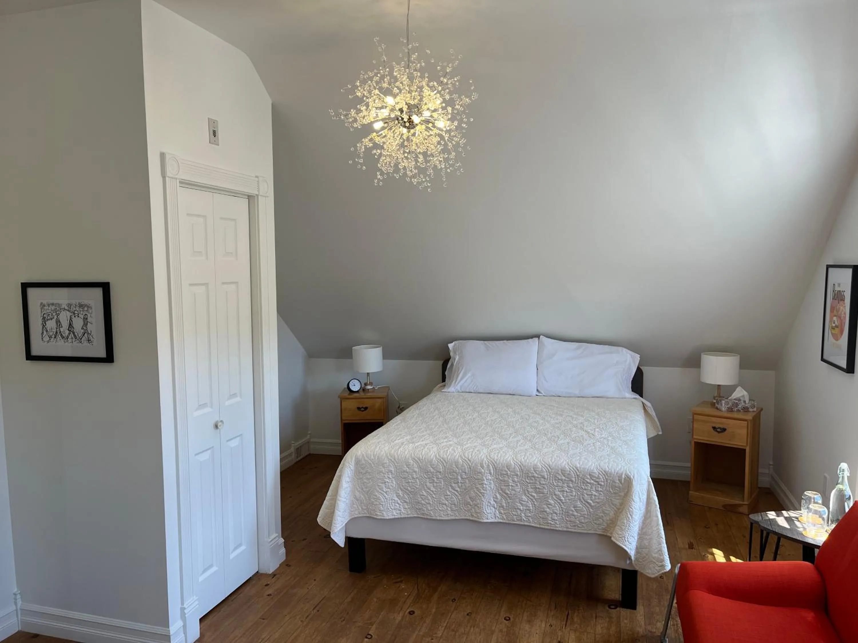 Bed in Groundswell Pub & Inn