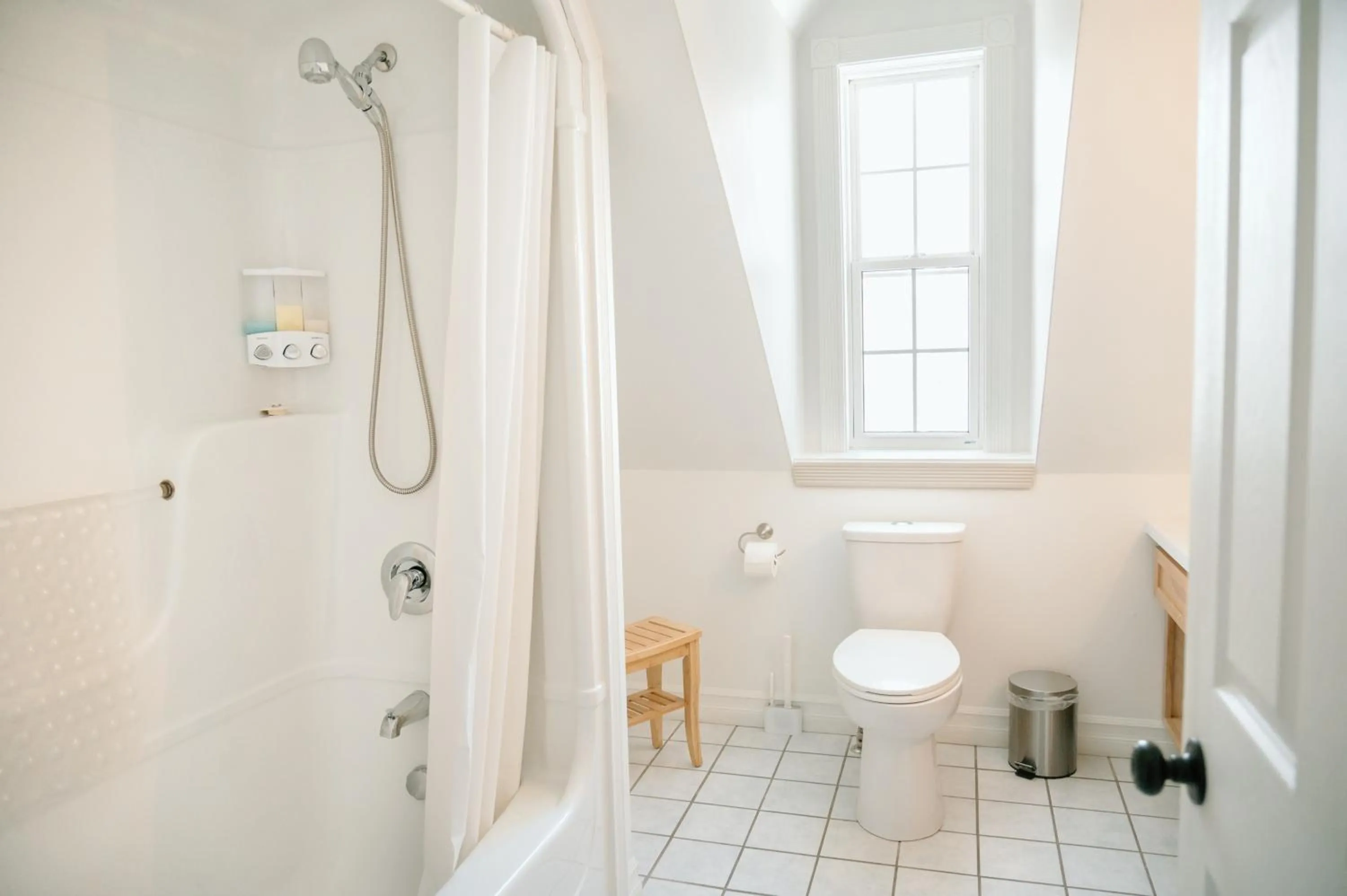 Groundswell Pub & Inn