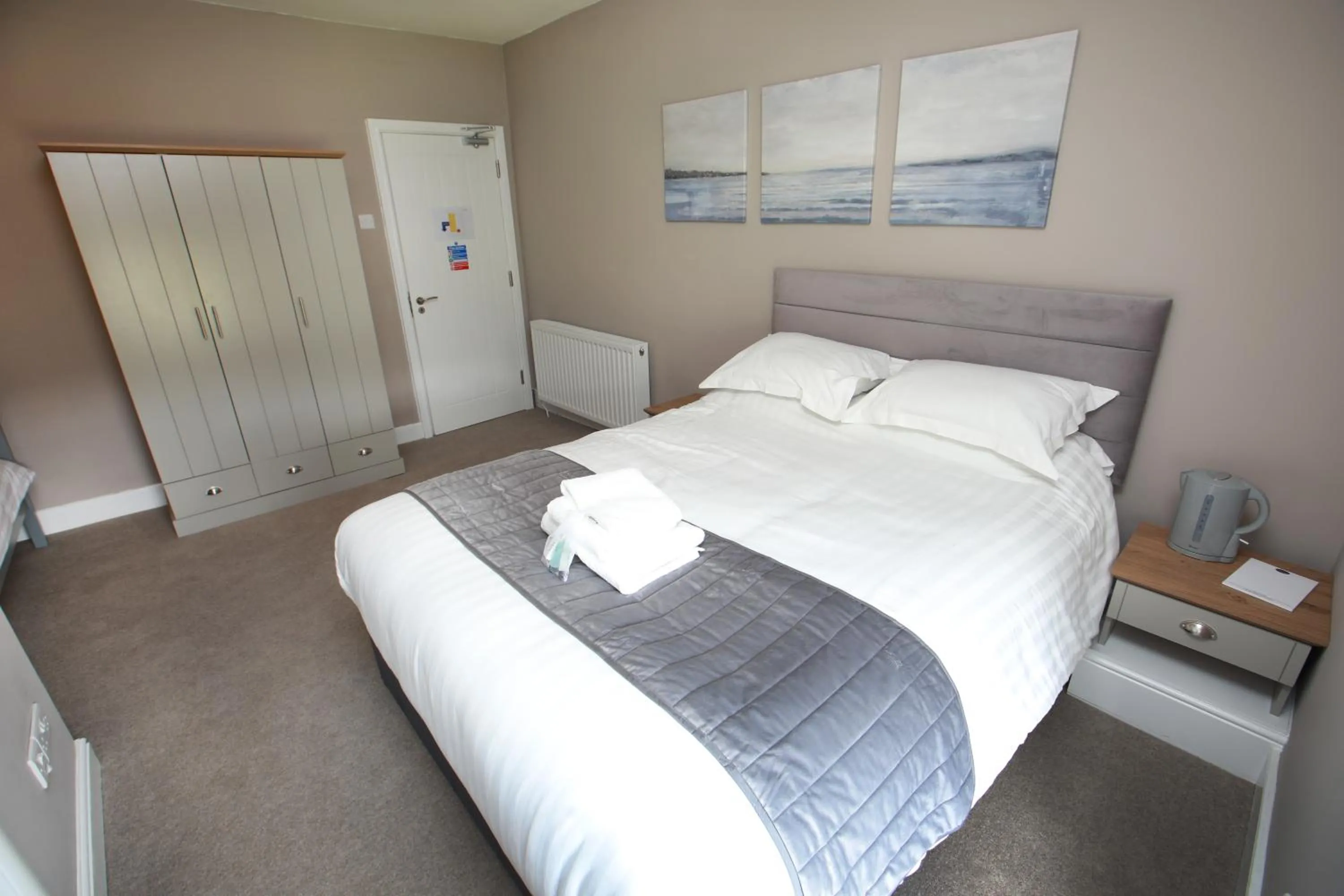 Bed in OYO Glyn Valley Hotel