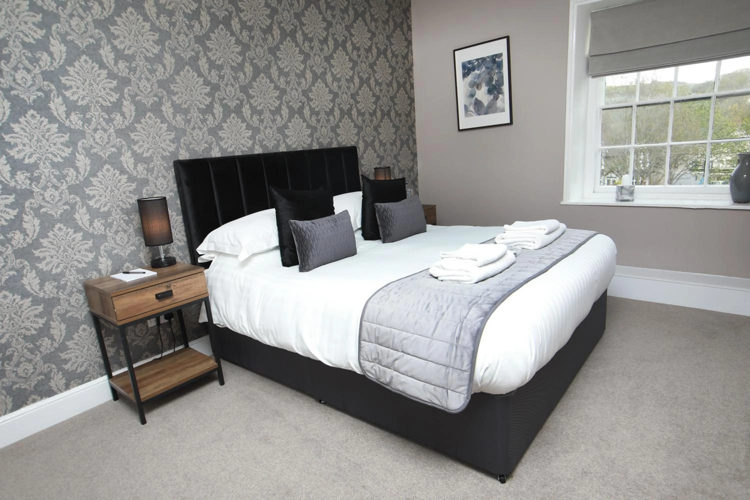 Bed in OYO Glyn Valley Hotel