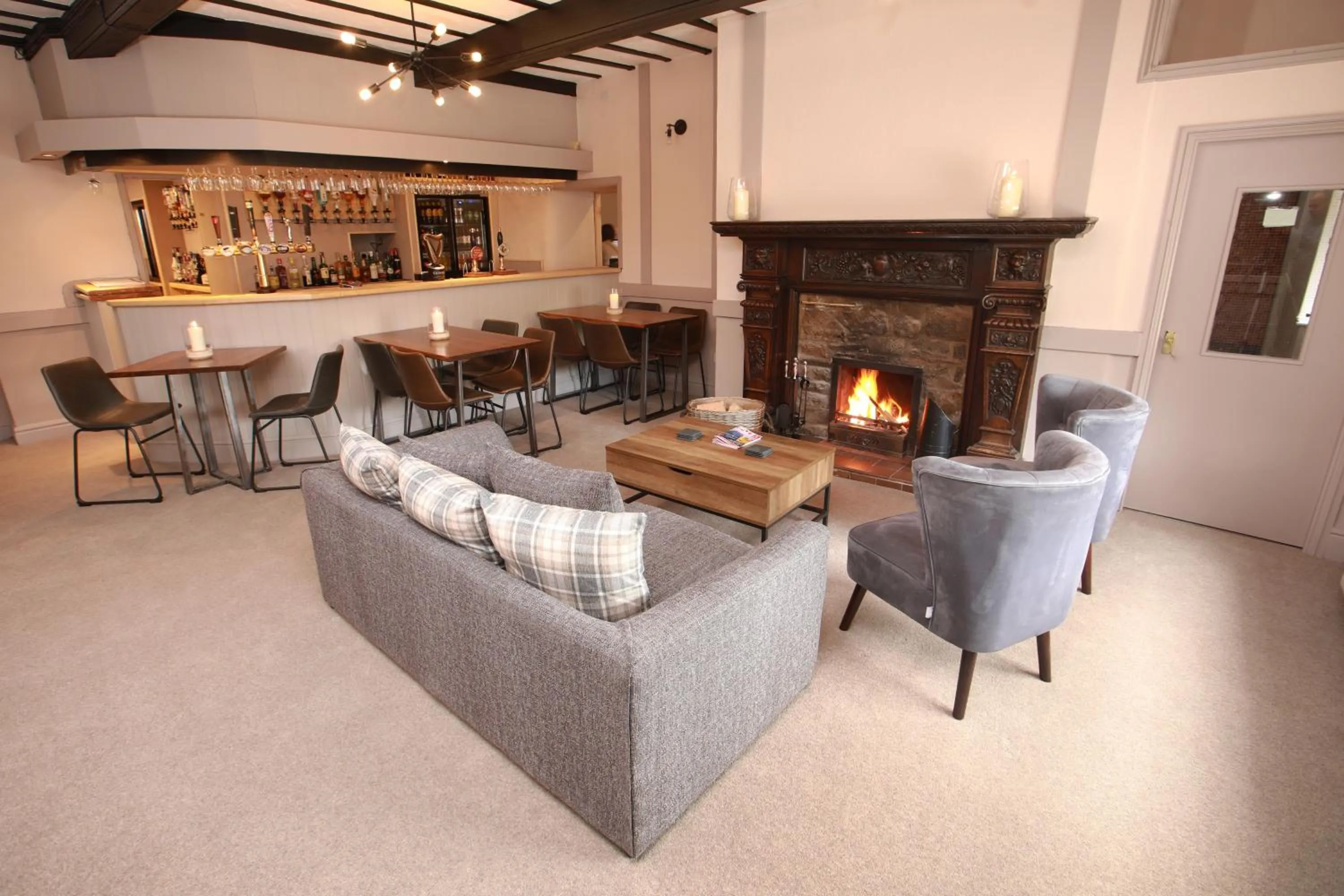 Lounge or bar in OYO Glyn Valley Hotel