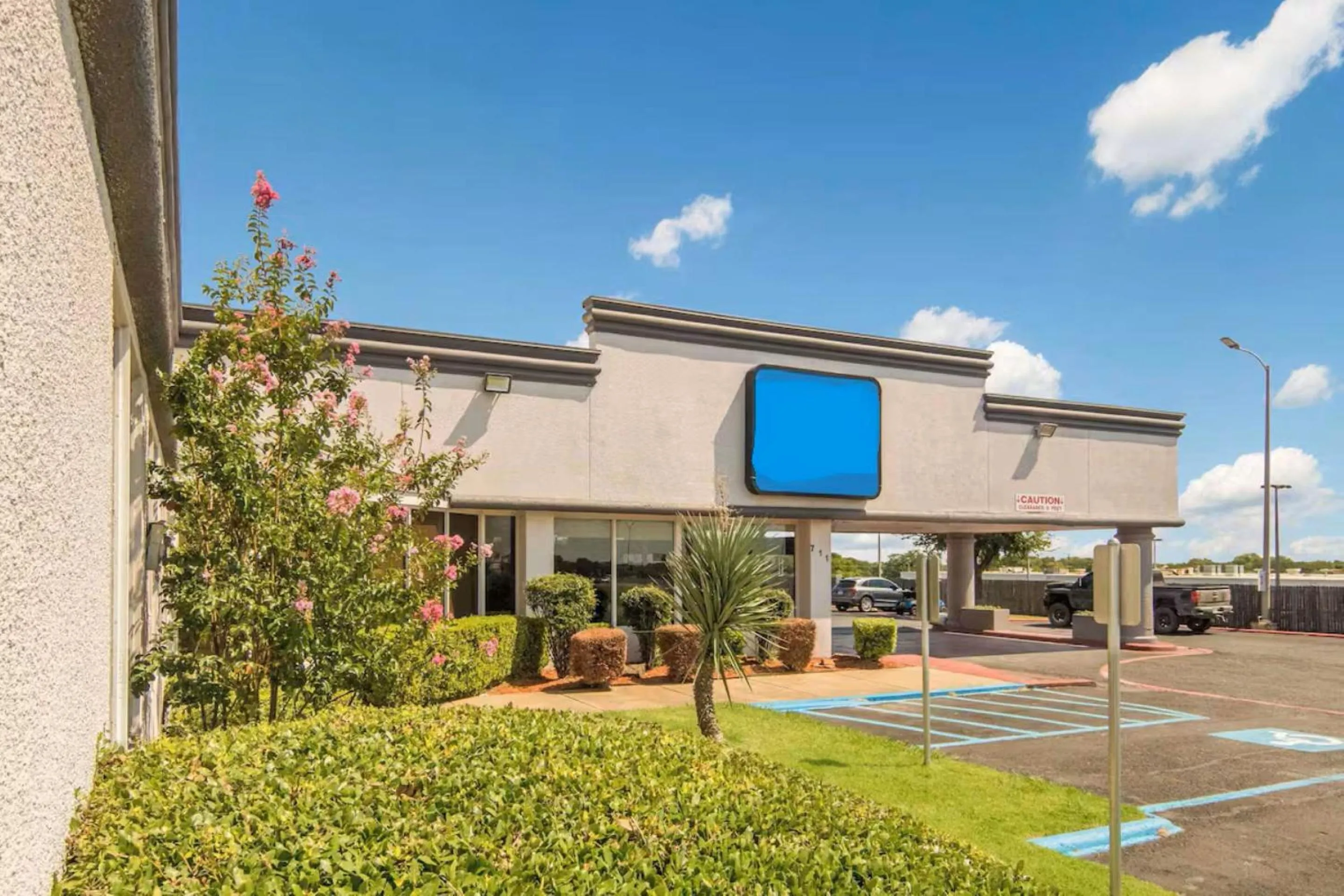 Facade/entrance in Capital O Duncanville Tx