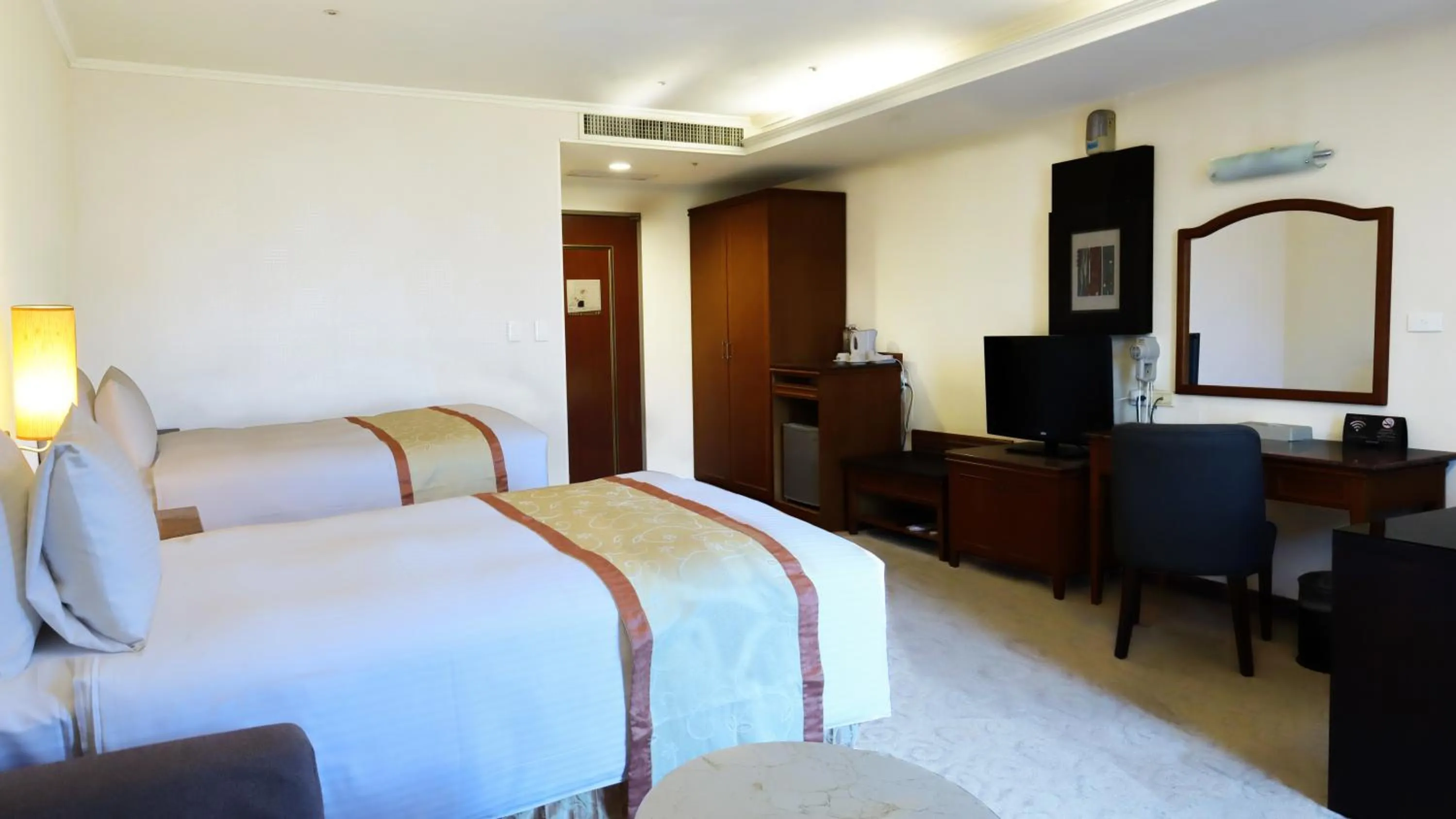 Photo of the whole room, Bed in Zhong Ke Hotel