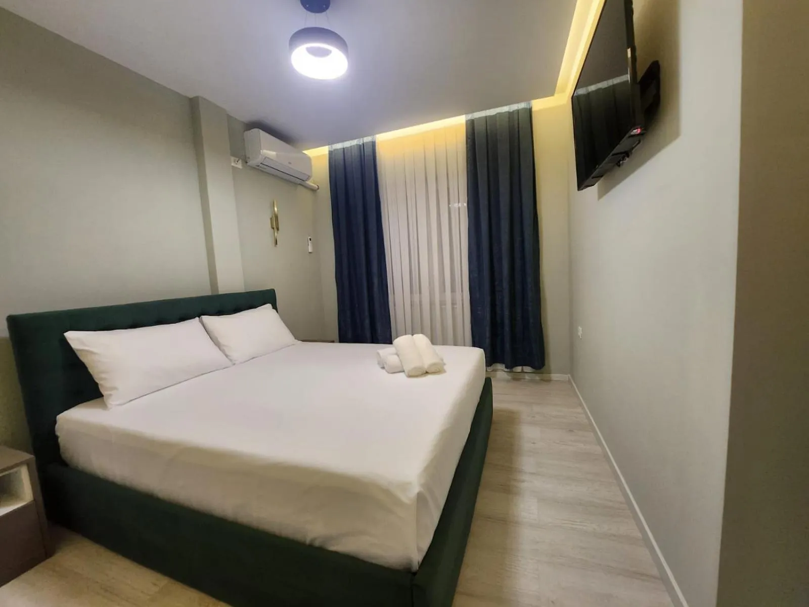 Communal lounge/ TV room, Bed in London Restaurant Hotel