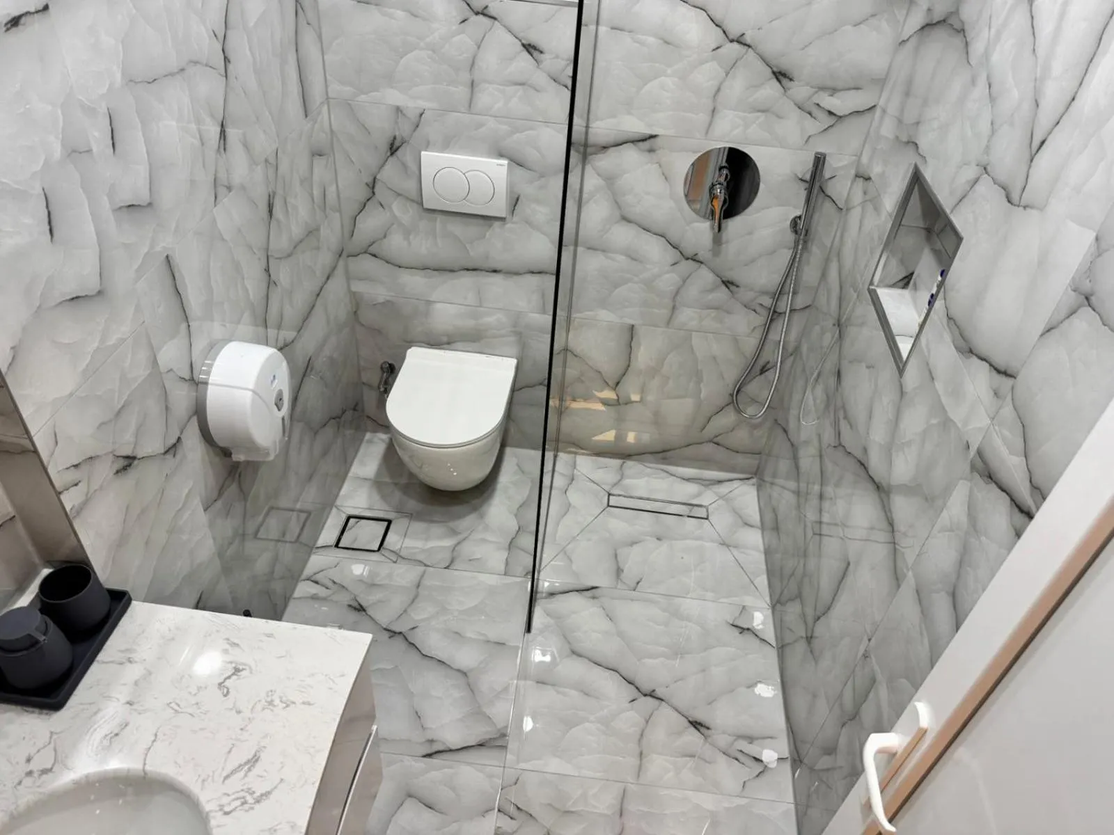 Shower in London Restaurant Hotel