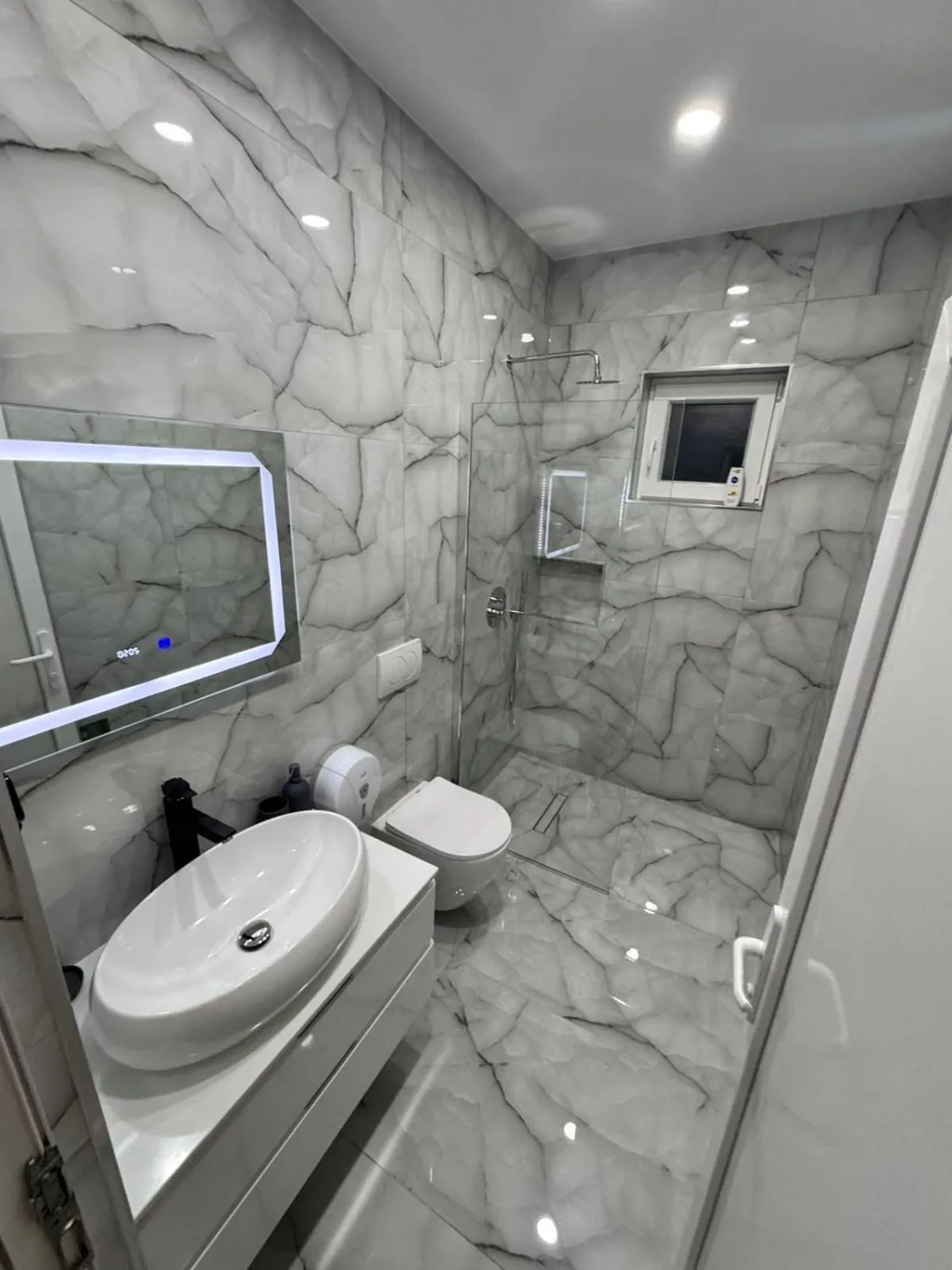 Shower in London Restaurant Hotel