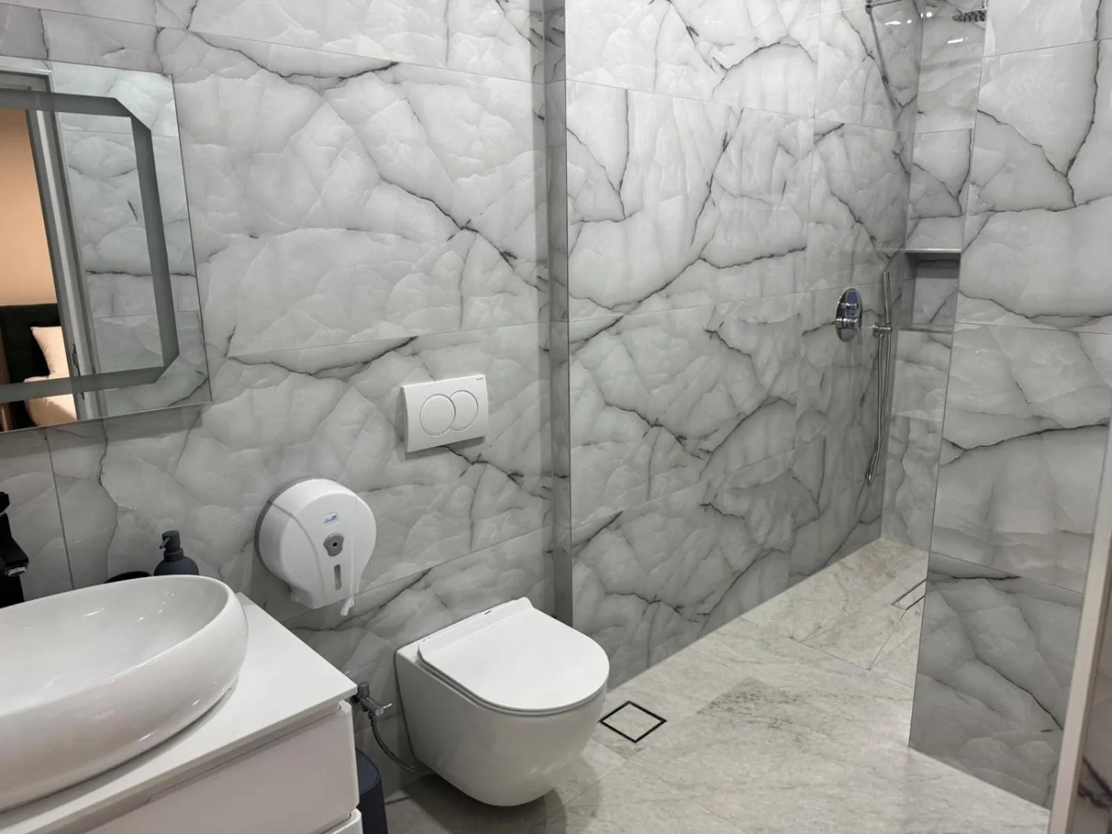 Shower in London Restaurant Hotel