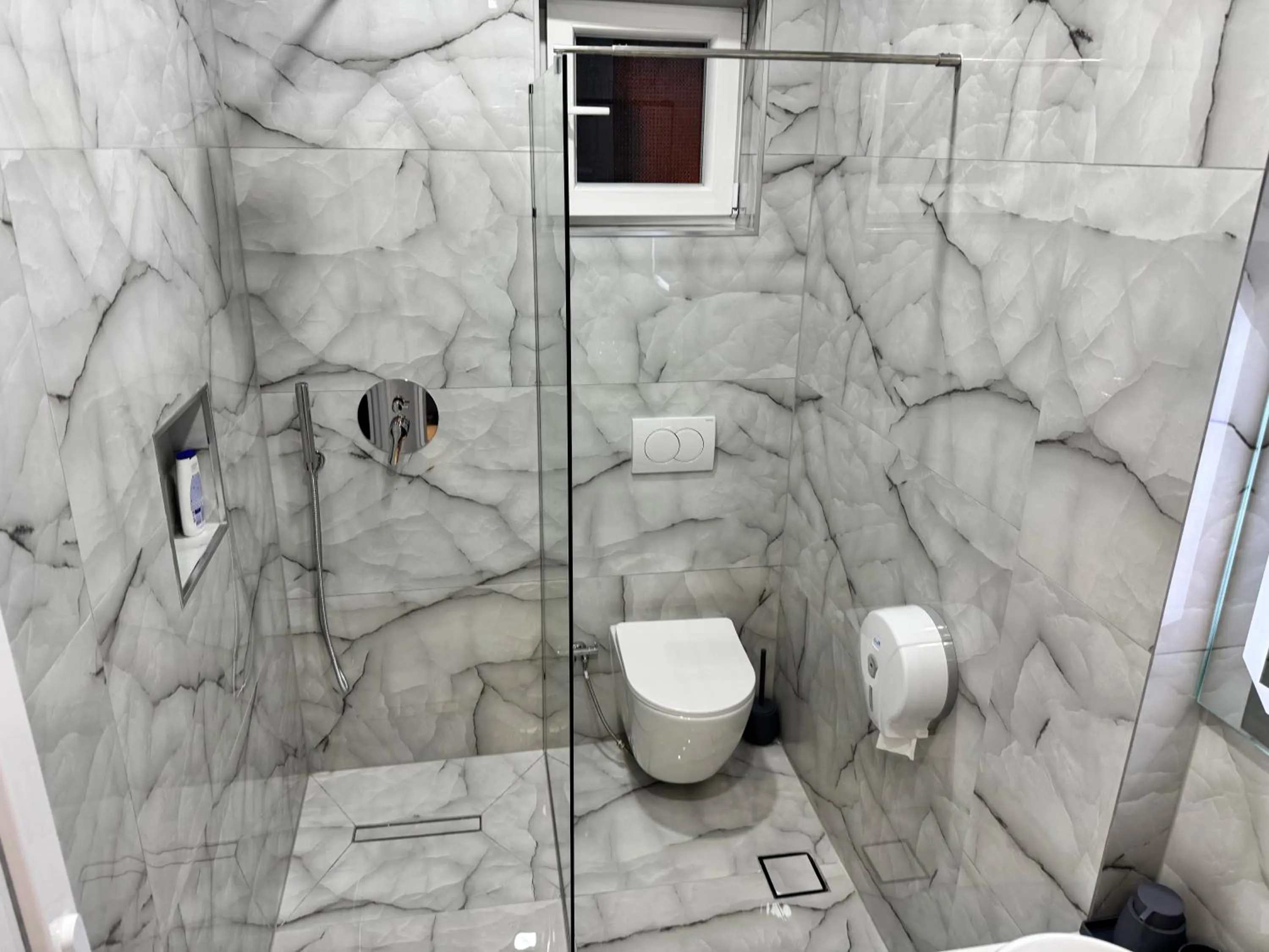 Shower in London Restaurant Hotel