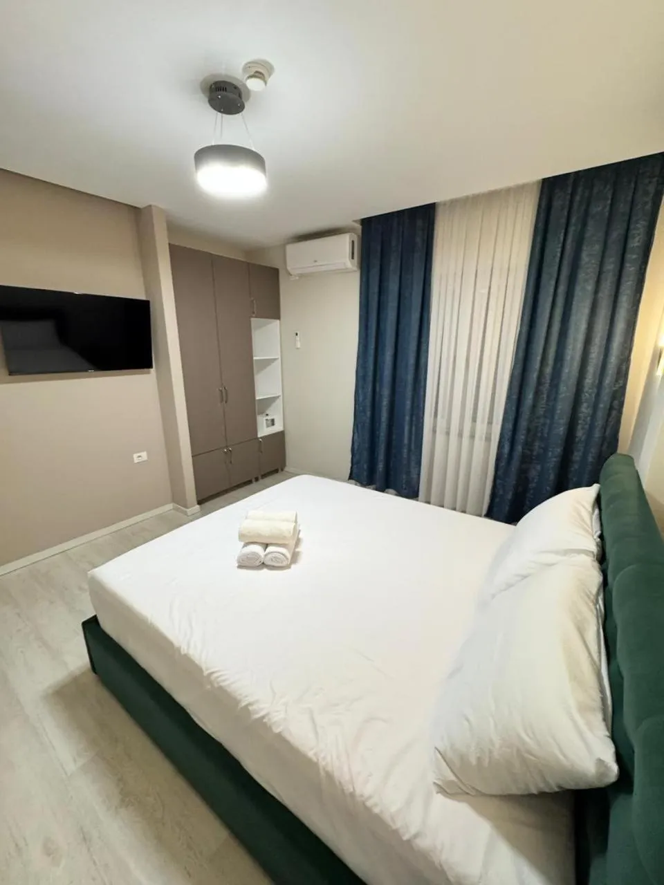 Property building, Bed in London Restaurant Hotel