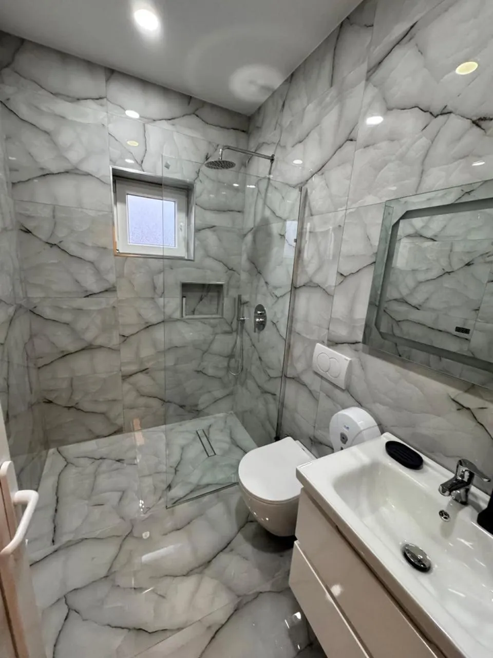 Shower in London Restaurant Hotel