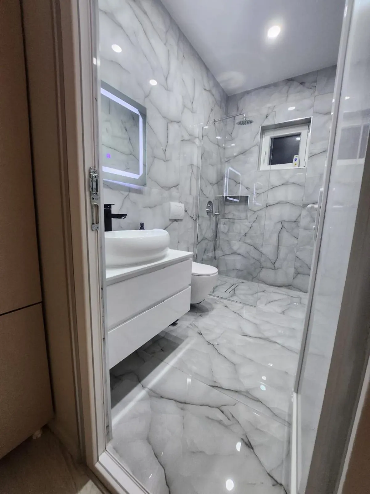 Shower in London Restaurant Hotel