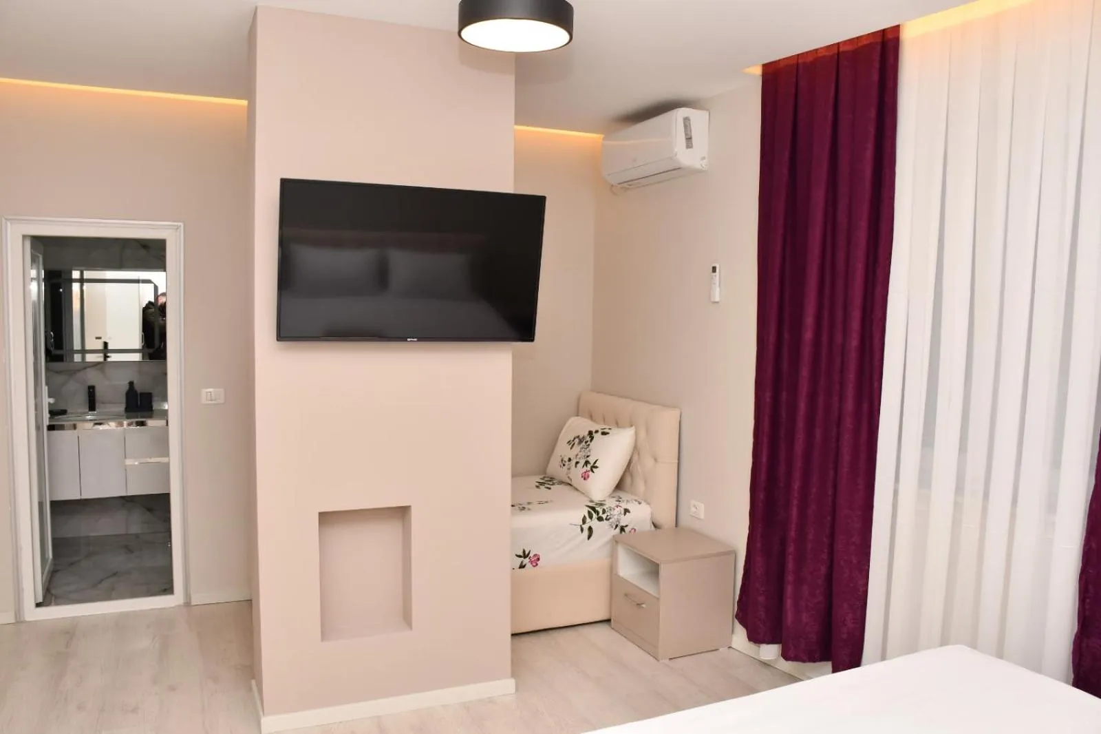 TV and multimedia, Bed in London Restaurant Hotel