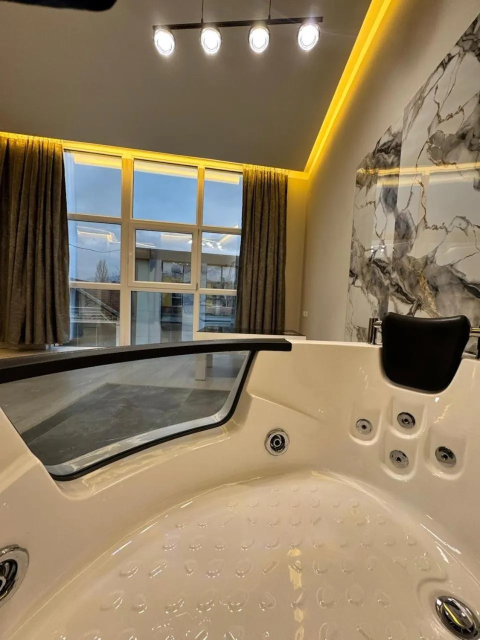 Hot Tub in London Restaurant Hotel