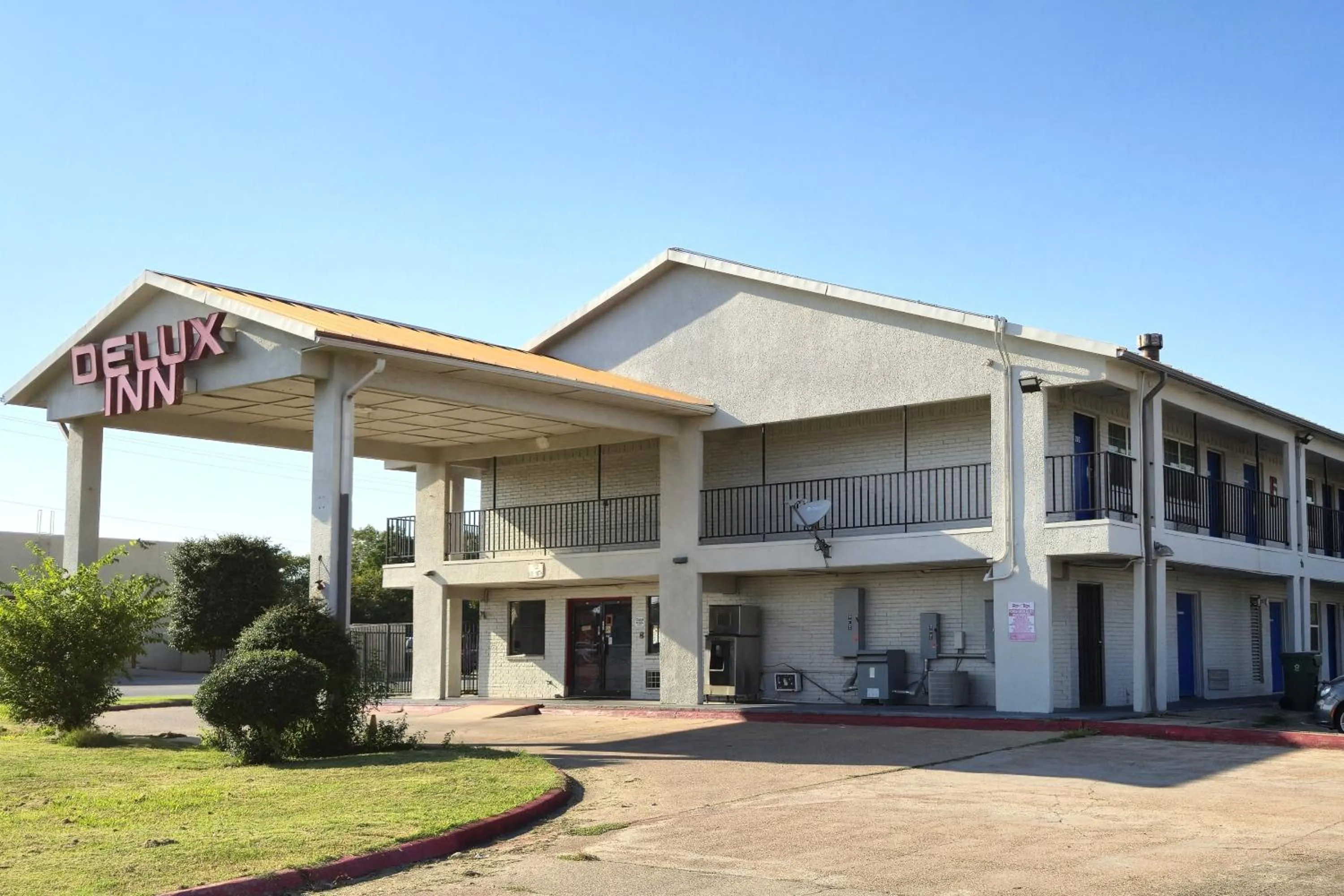 Facade/entrance in Deluxe Inn Motel By OYO Grand Prairie Interstate 30