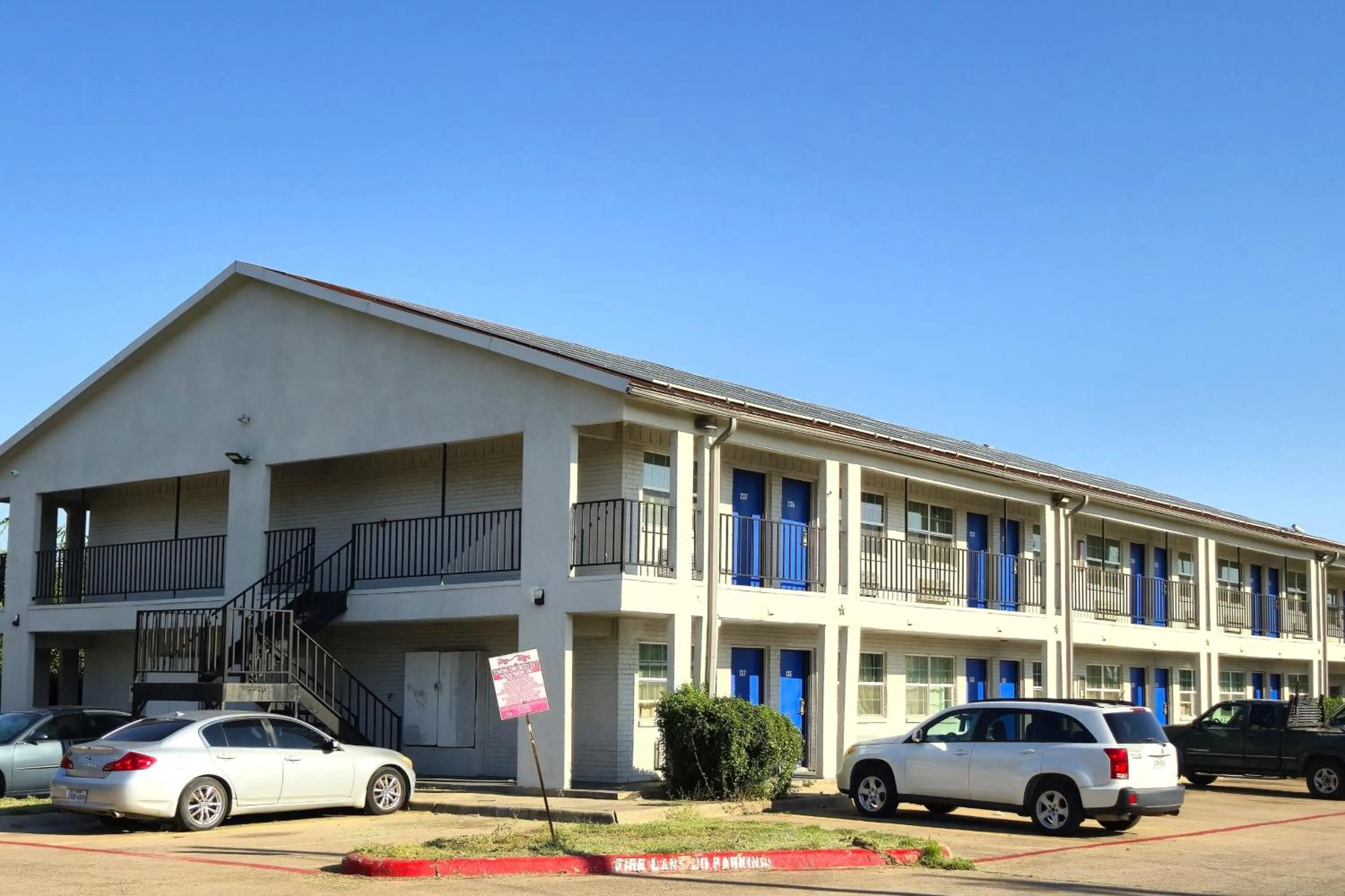 Parking in Deluxe Inn Motel By OYO Grand Prairie Interstate 30