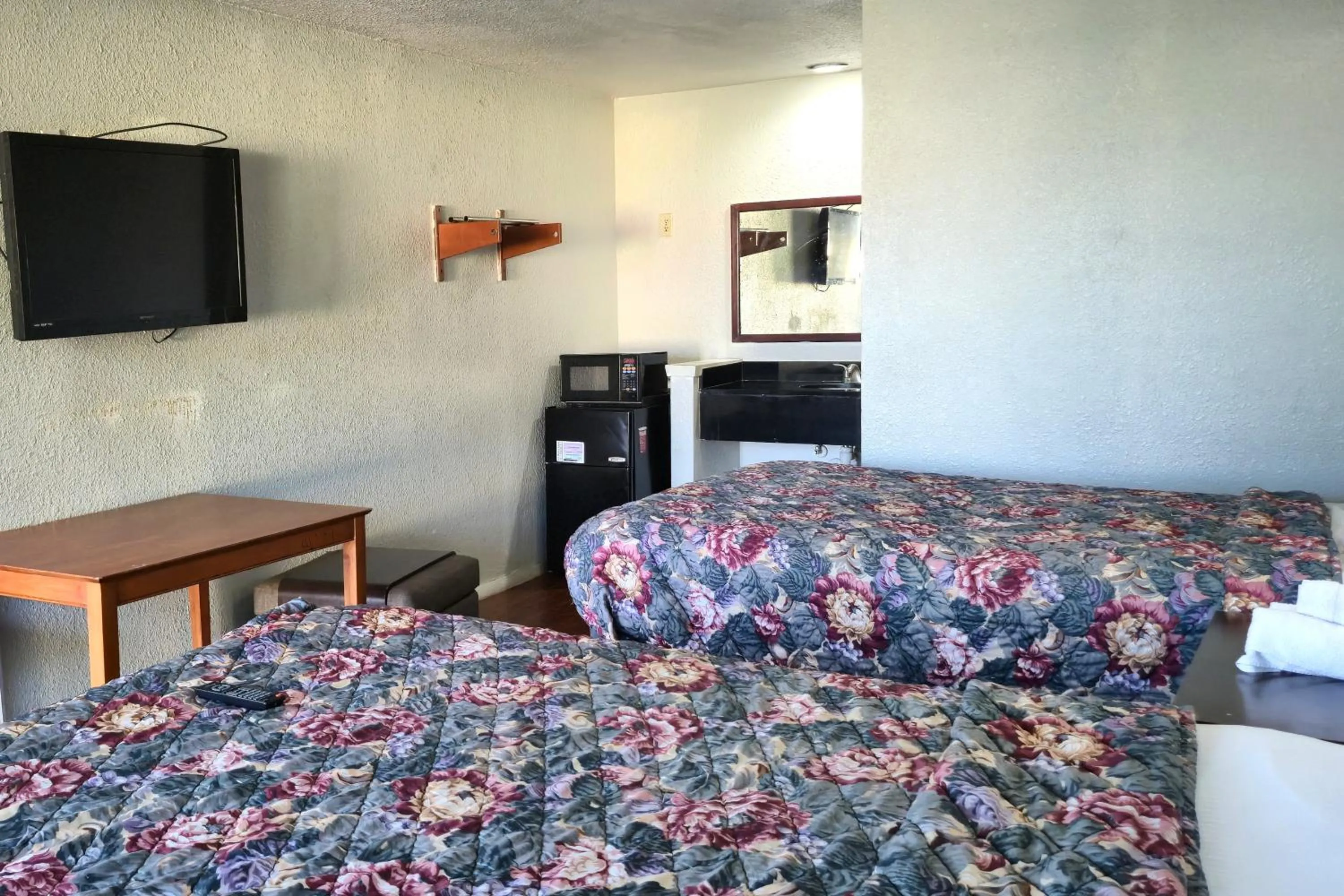 Bedroom, Bed in Deluxe Inn Motel By OYO Grand Prairie Interstate 30
