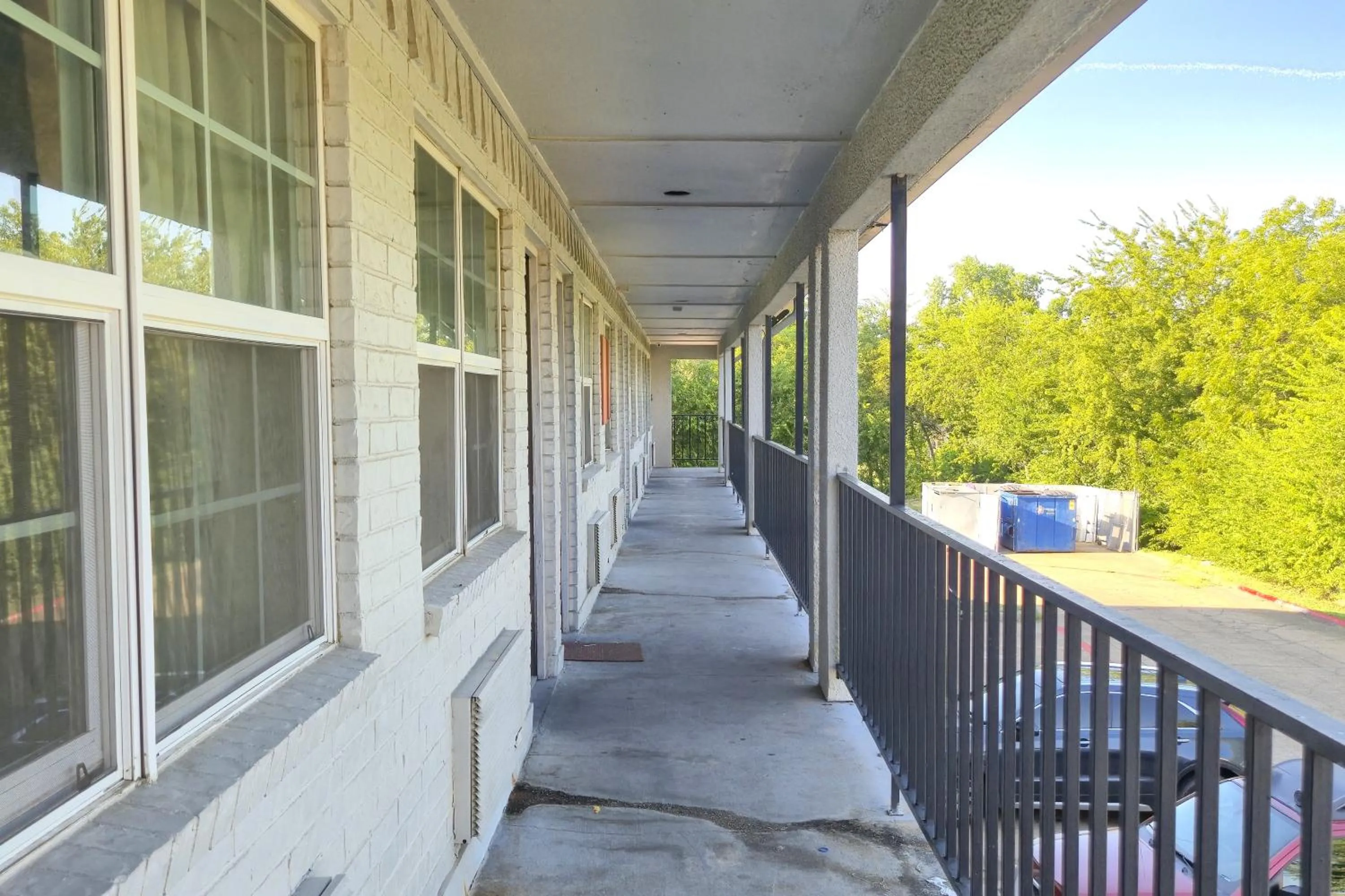 Balcony/Terrace in Deluxe Inn Motel By OYO Grand Prairie Interstate 30