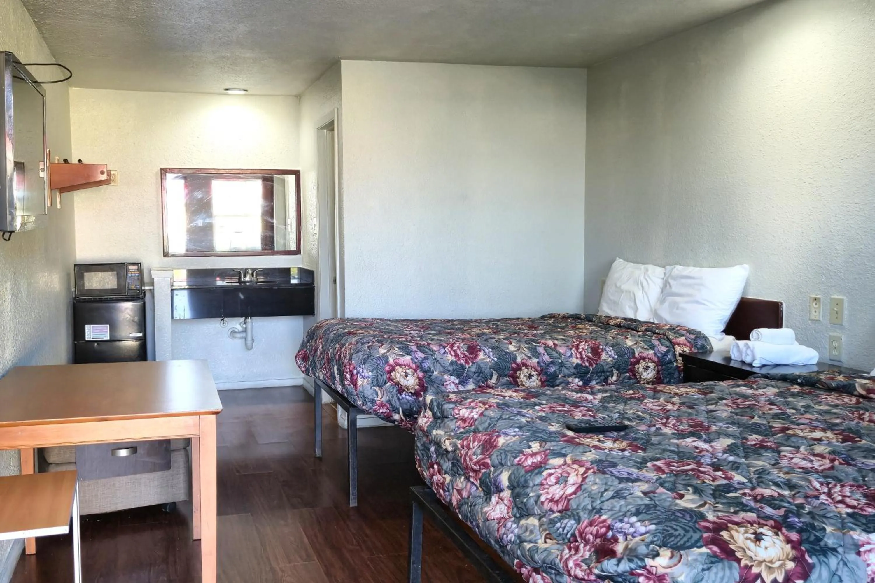 Bedroom, Bed in Deluxe Inn Motel By OYO Grand Prairie Interstate 30