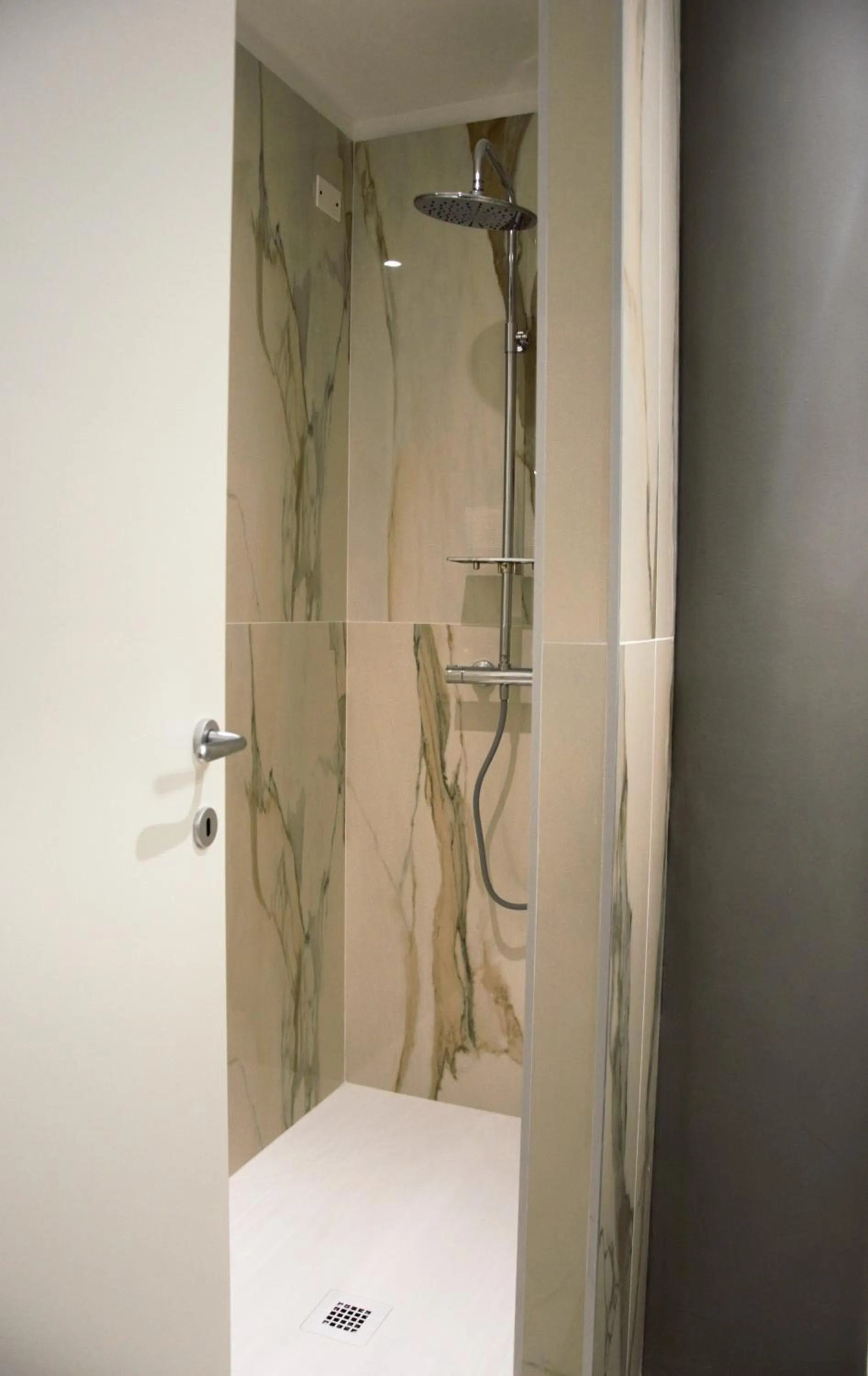 Shower in Domus Dea Roma by Trinità