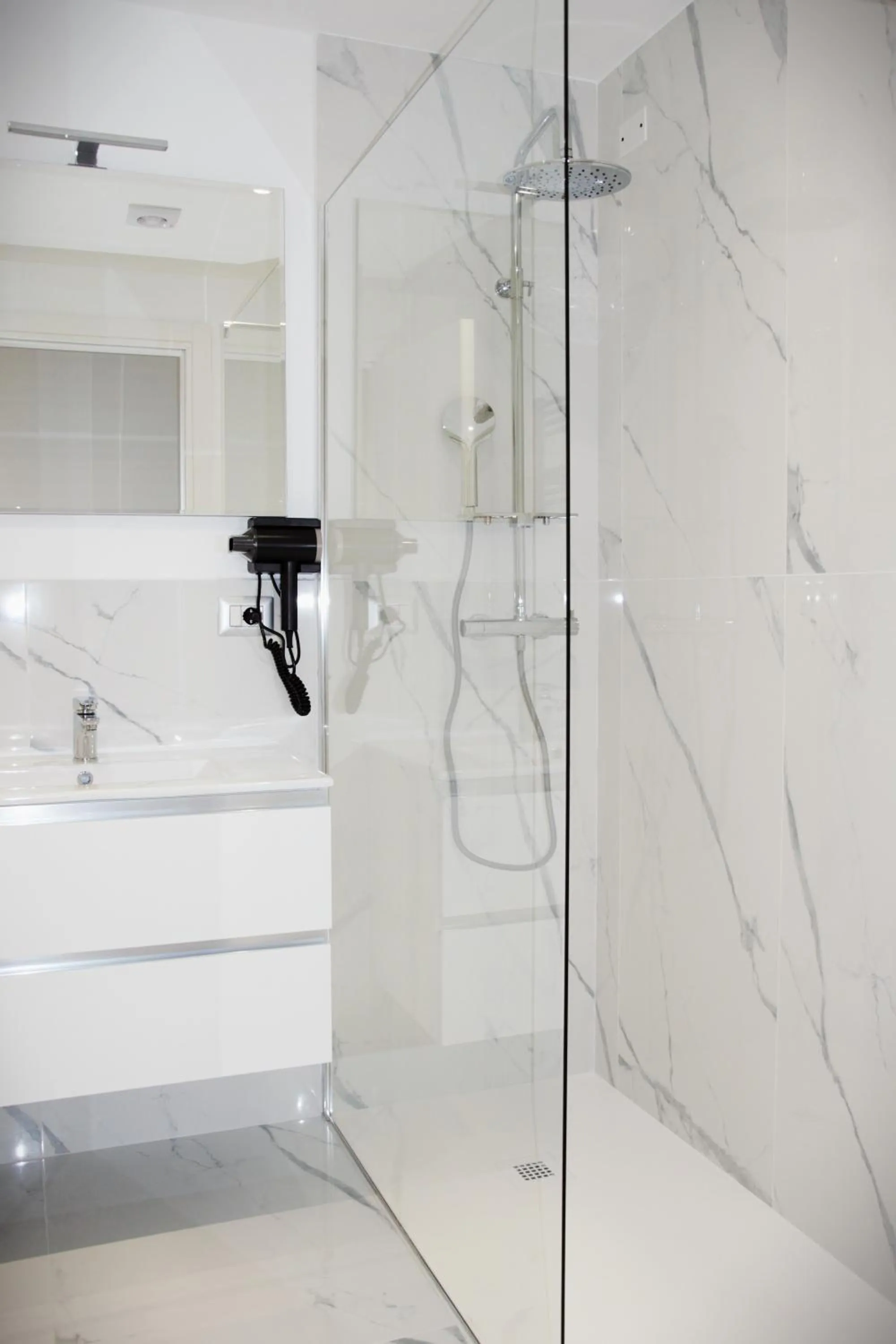 Shower in Domus Dea Roma by Trinità