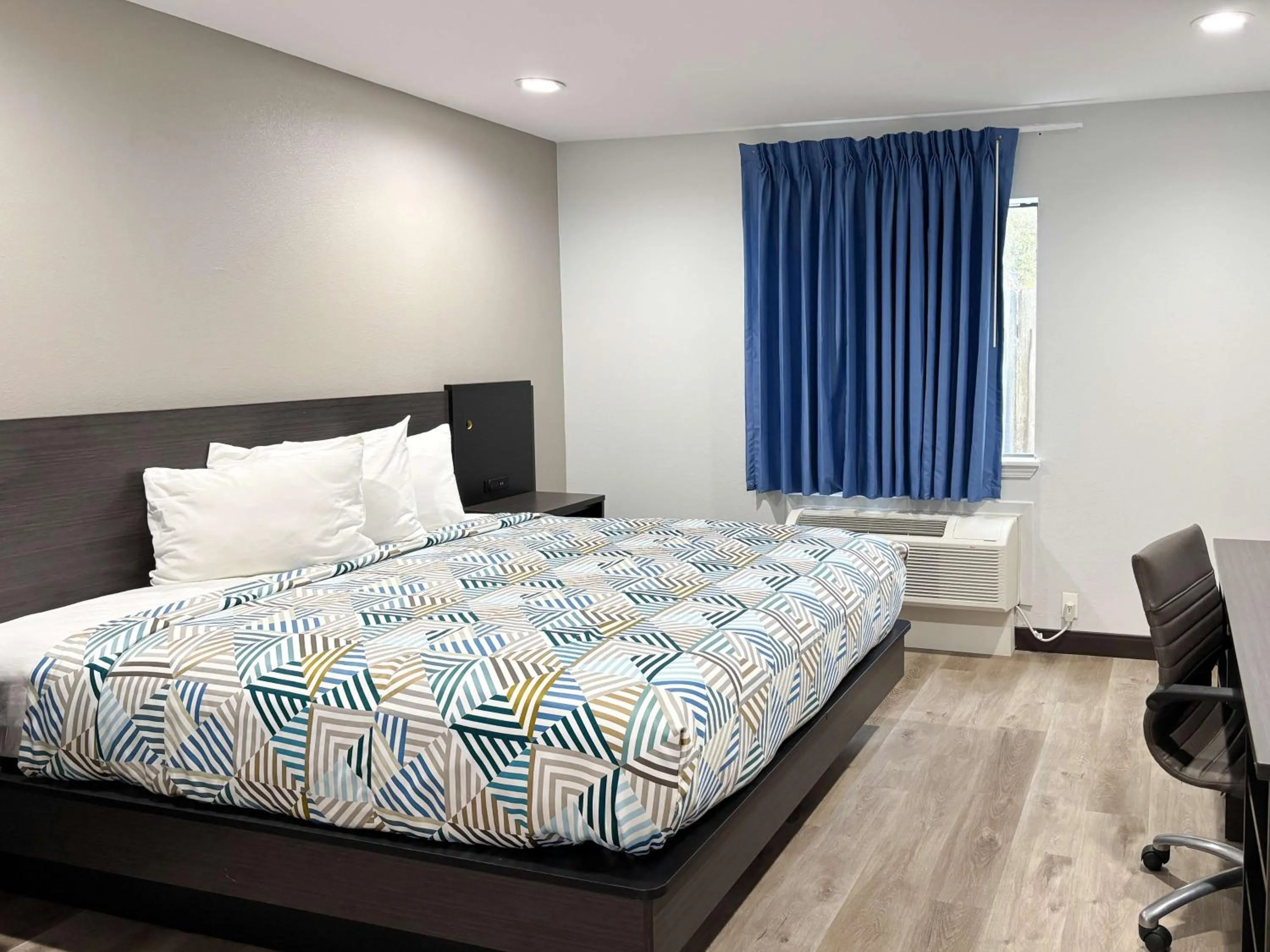 Bedroom, Bed in Studio 6 Sulphur LA