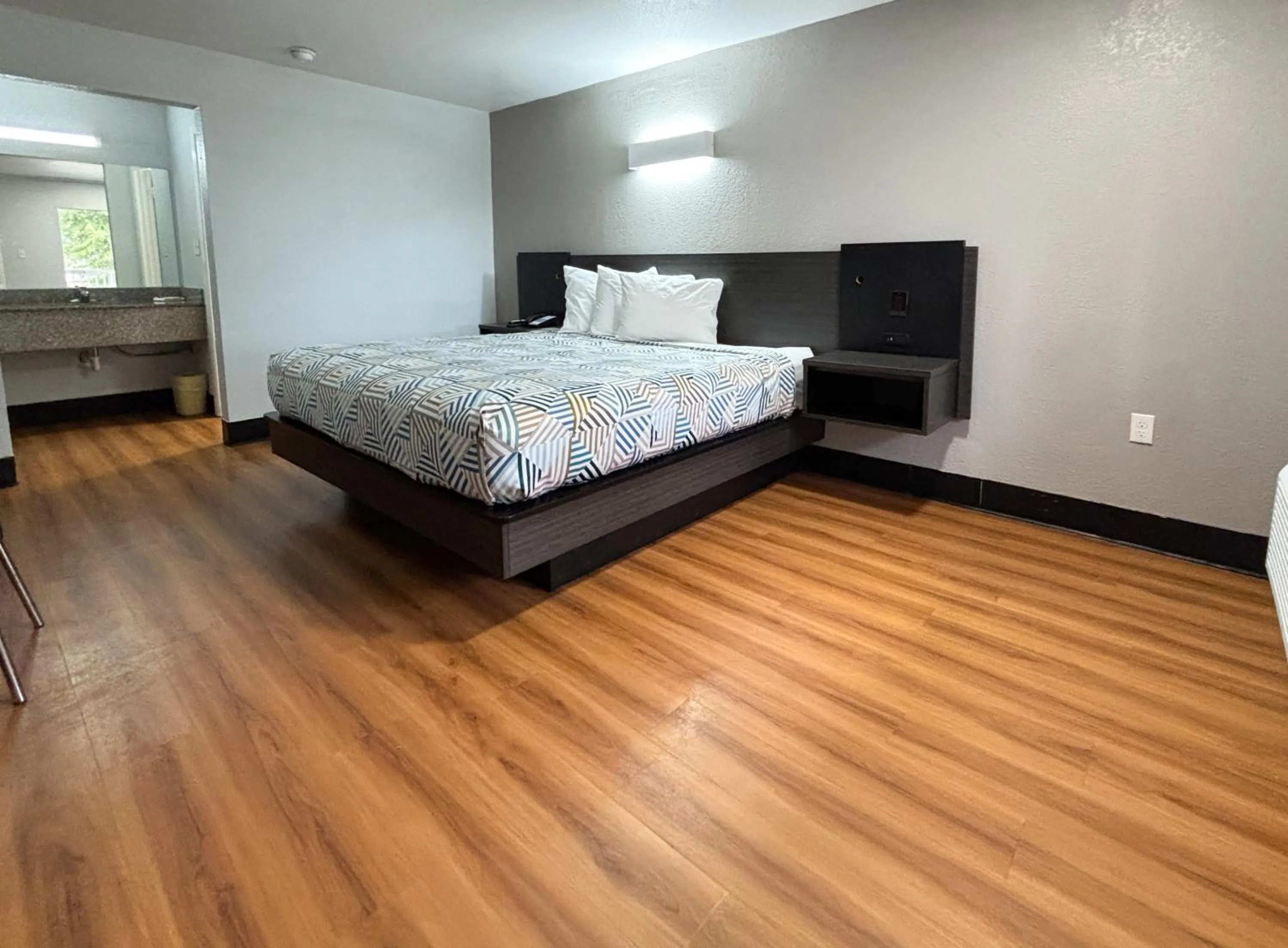 Photo of the whole room, Bed in Studio 6 Sulphur LA