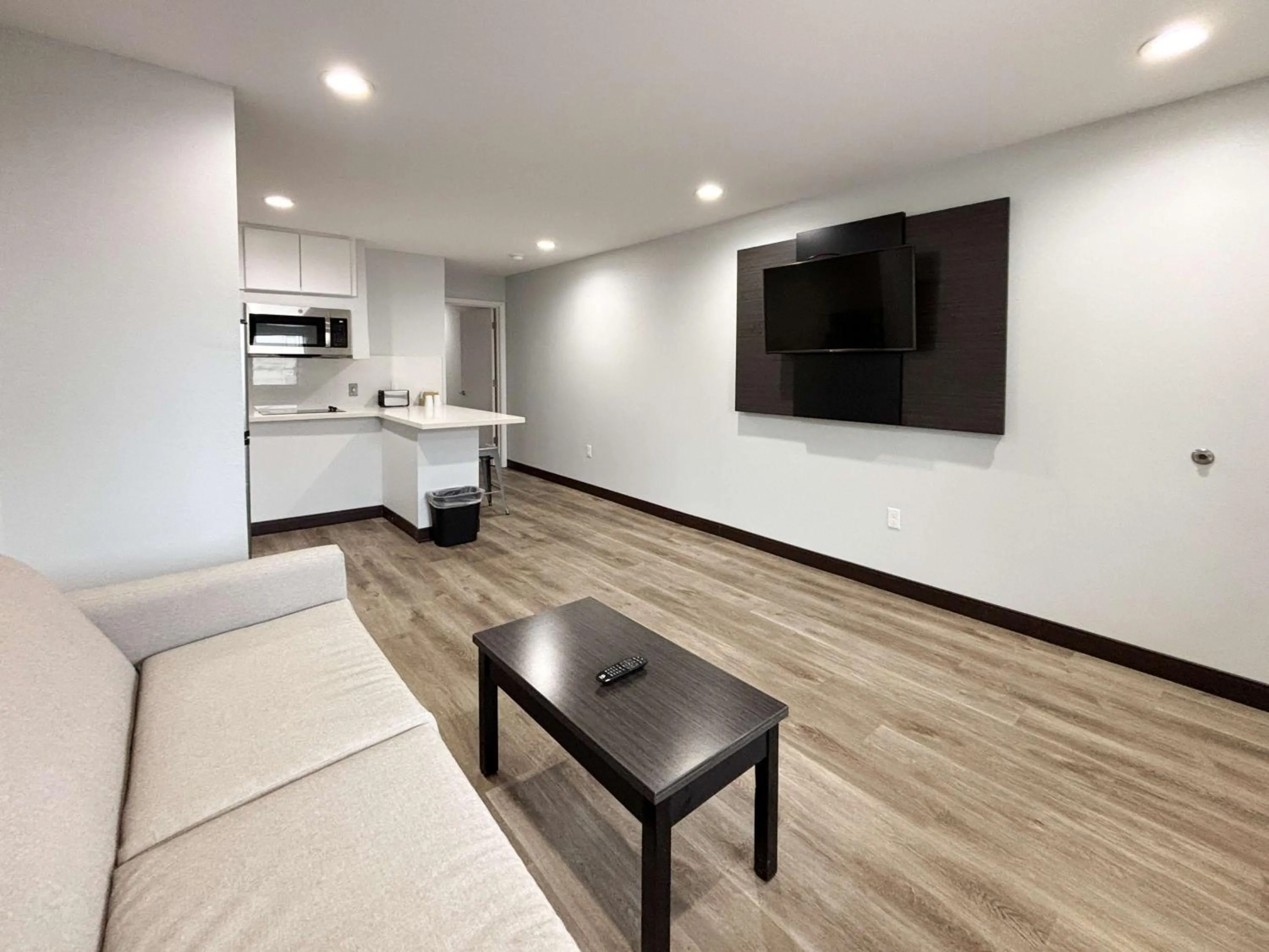 Photo of the whole room in Studio 6 Sulphur LA