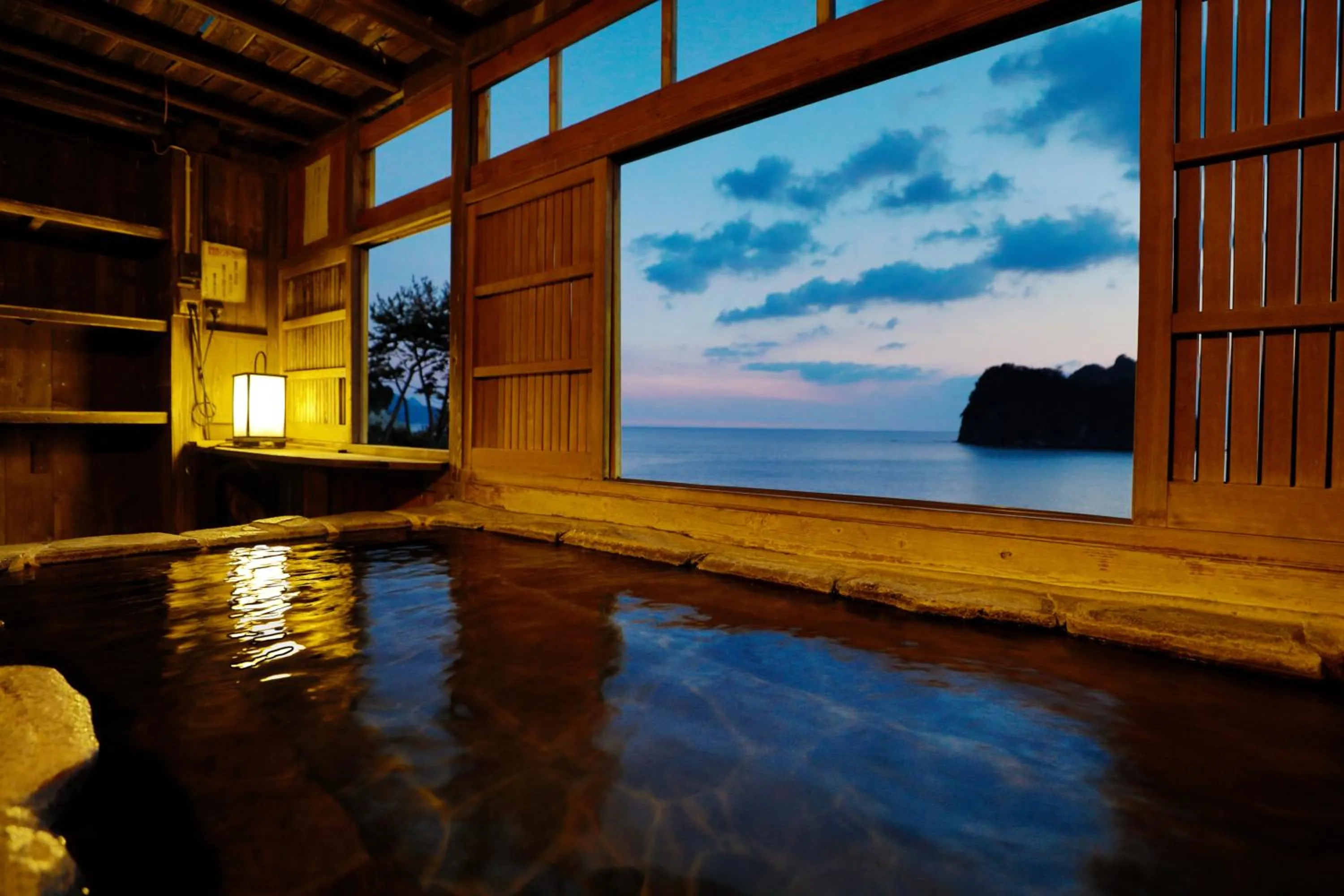 Hot Spring Bath in UmibenokakureyuSEIRYU海辺のかくれ湯清流