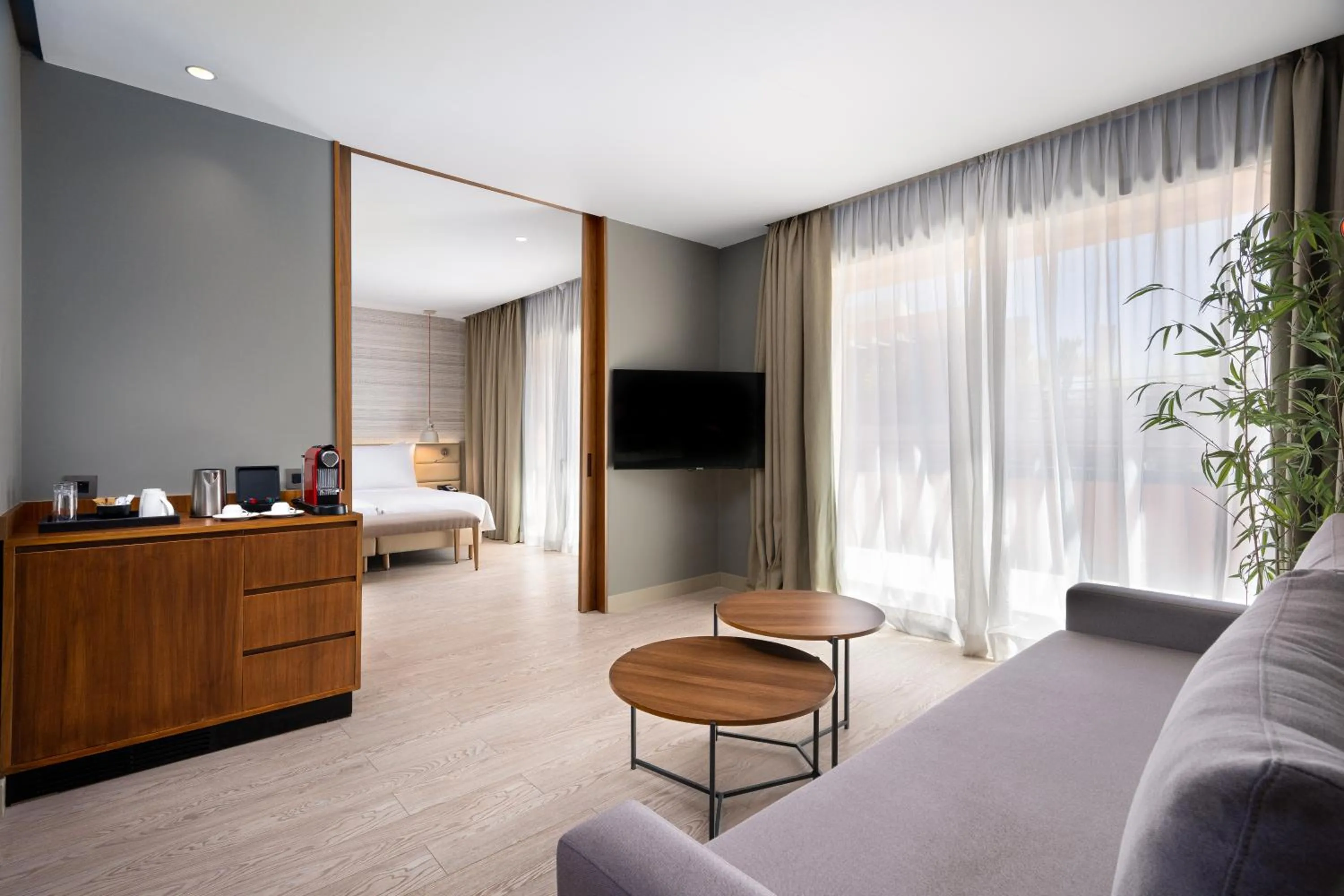 TV and multimedia, Bed in Radisson Blu Marrakech, Carré Eden