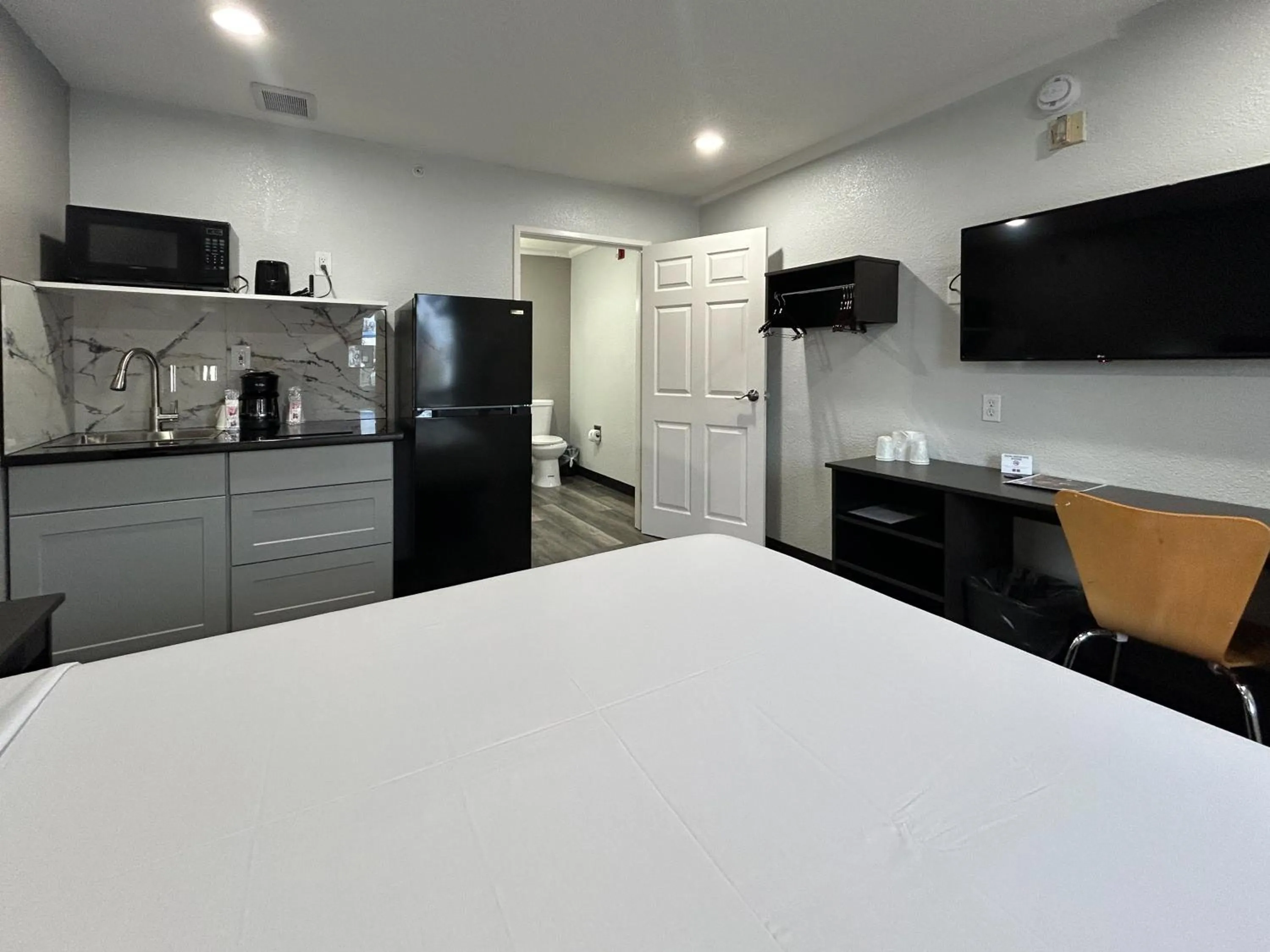 Photo of the whole room in Studio 6 Tacoma, WA - South