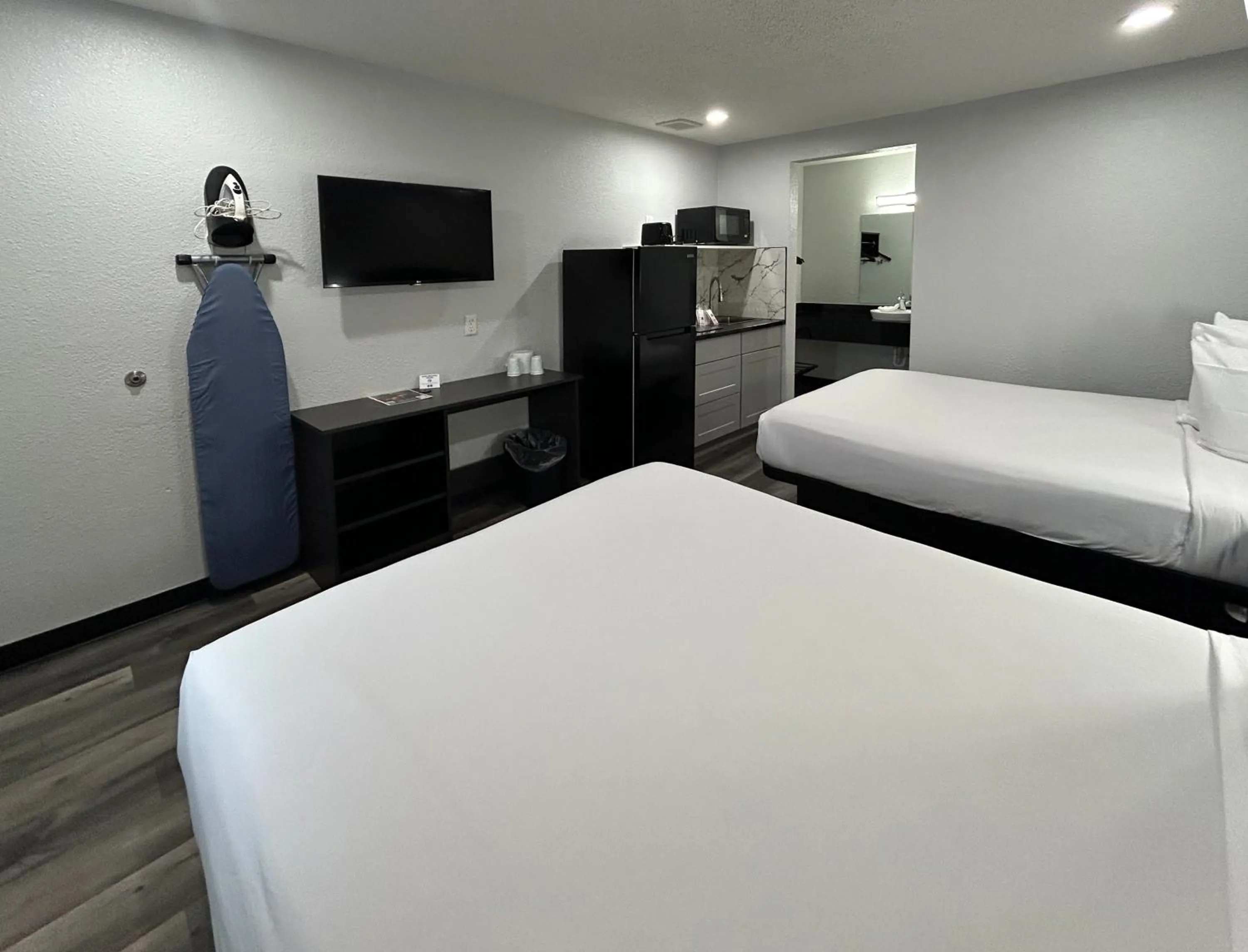 Photo of the whole room, Bed in Studio 6 Tacoma, WA - South