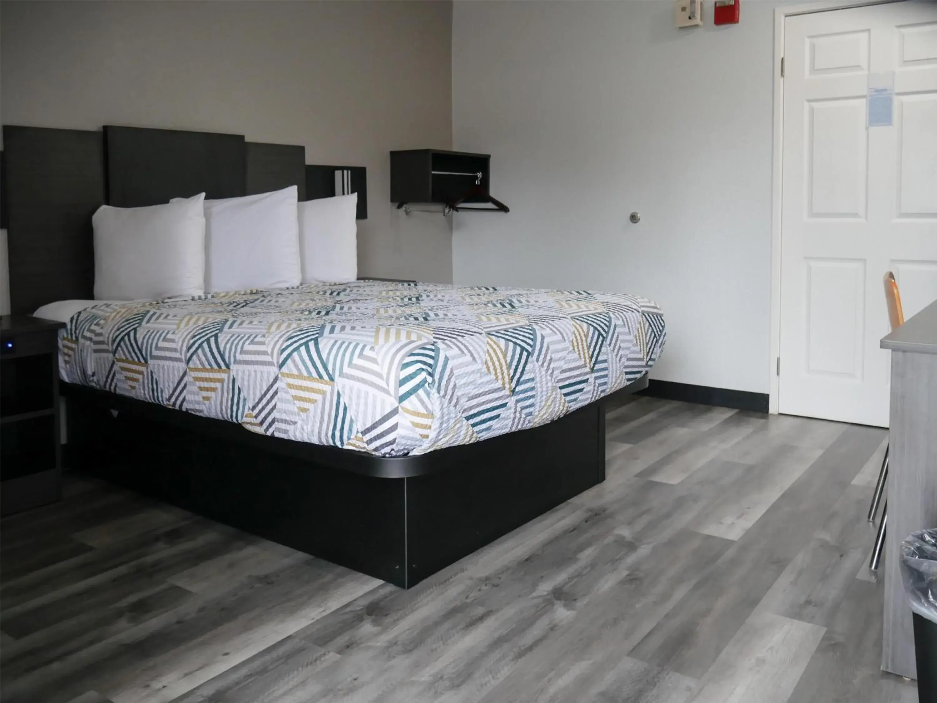 Queen Room - Non-Smoking in Studio 6 Tacoma, WA - South Queen Room - Non-Smoking in Studio 6 Tacoma, WA - South