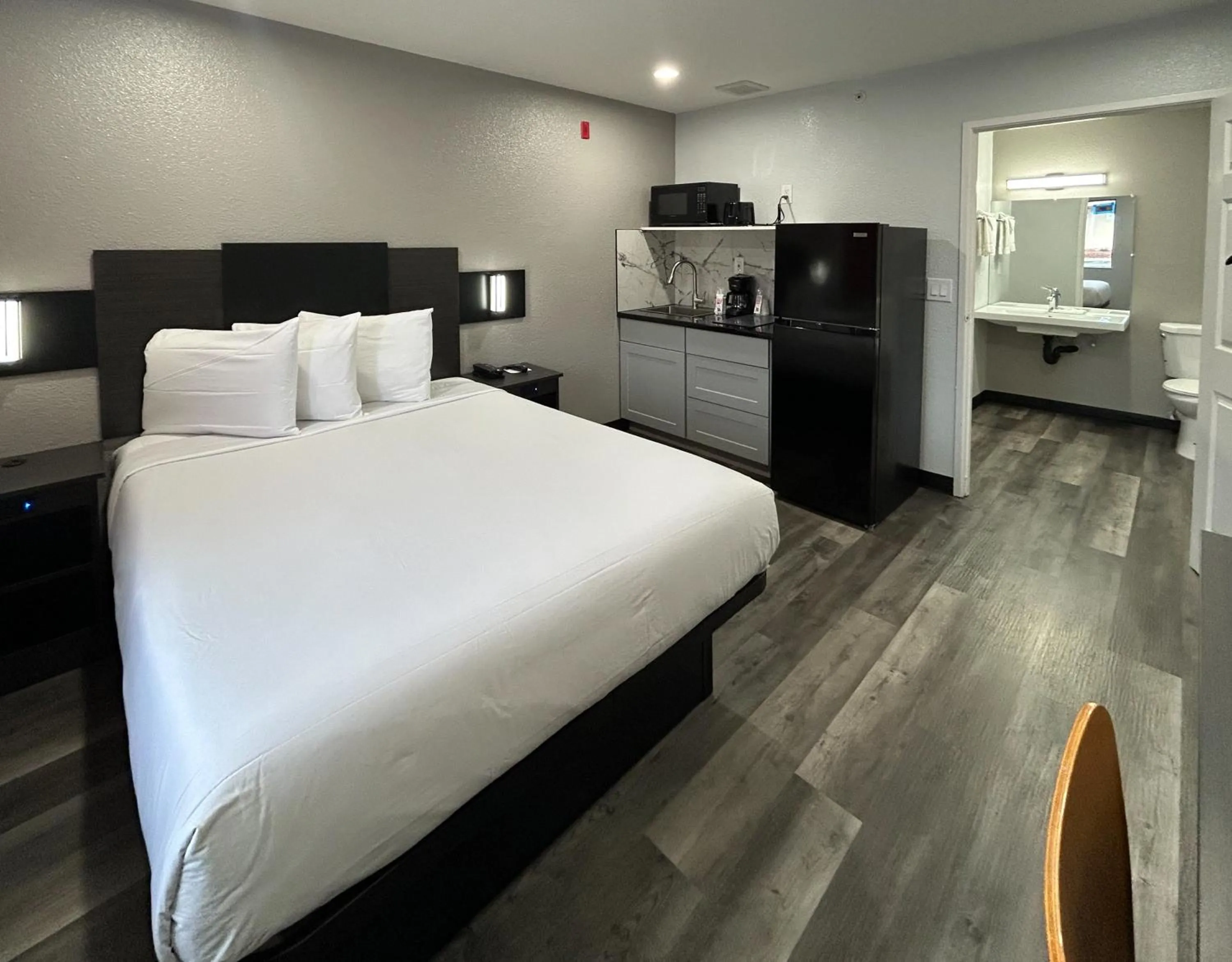 Photo of the whole room, Bed in Studio 6 Tacoma, WA - South