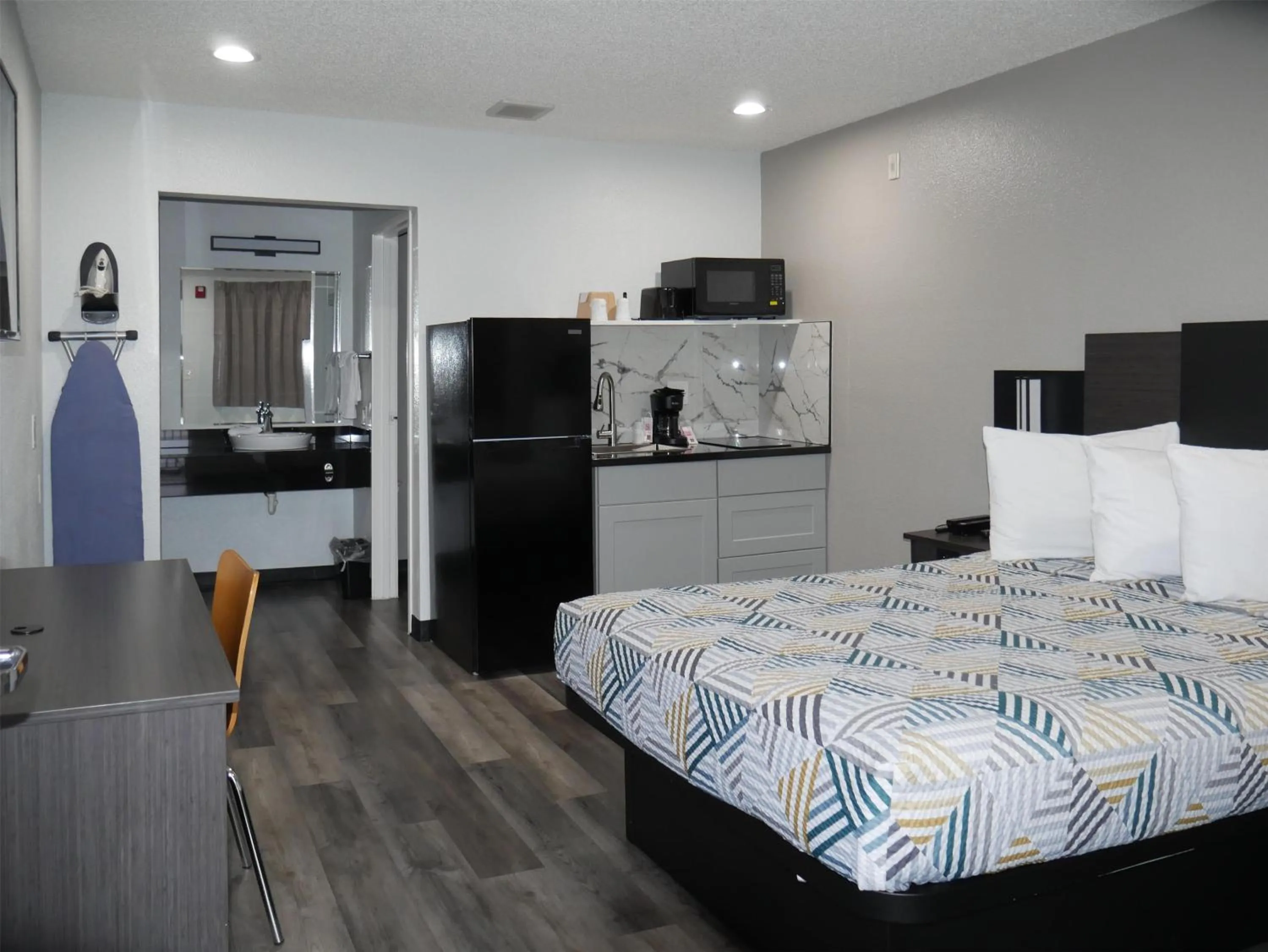 Photo of the whole room, Bed in Studio 6 Tacoma, WA - South