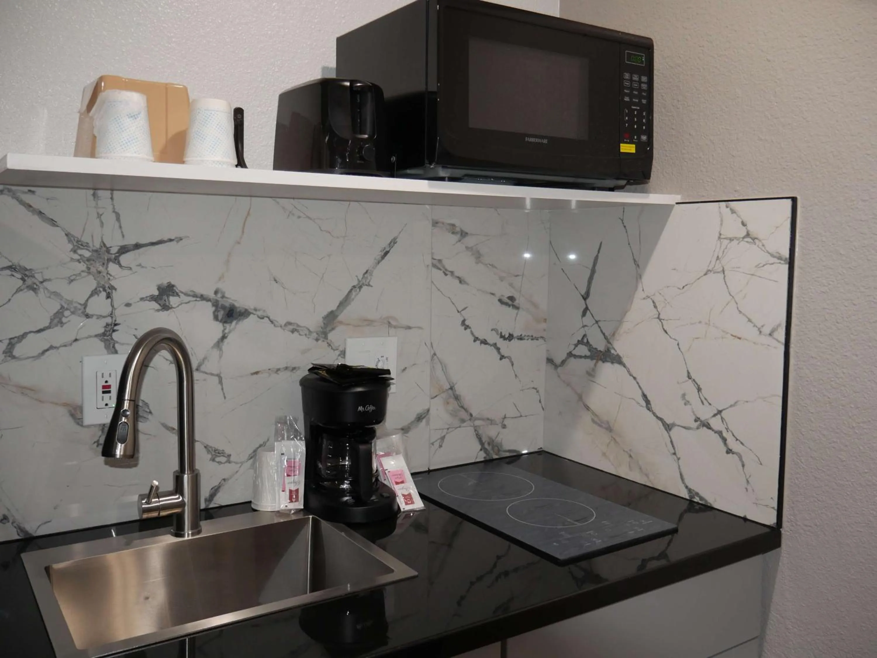 Bedroom in Studio 6 Tacoma, WA - South