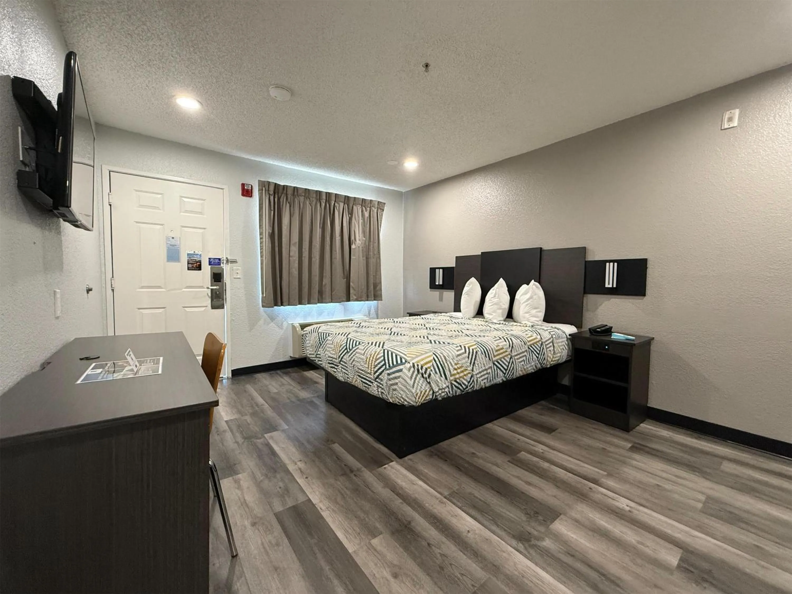 Photo of the whole room, Bed in Studio 6 Tacoma, WA - South