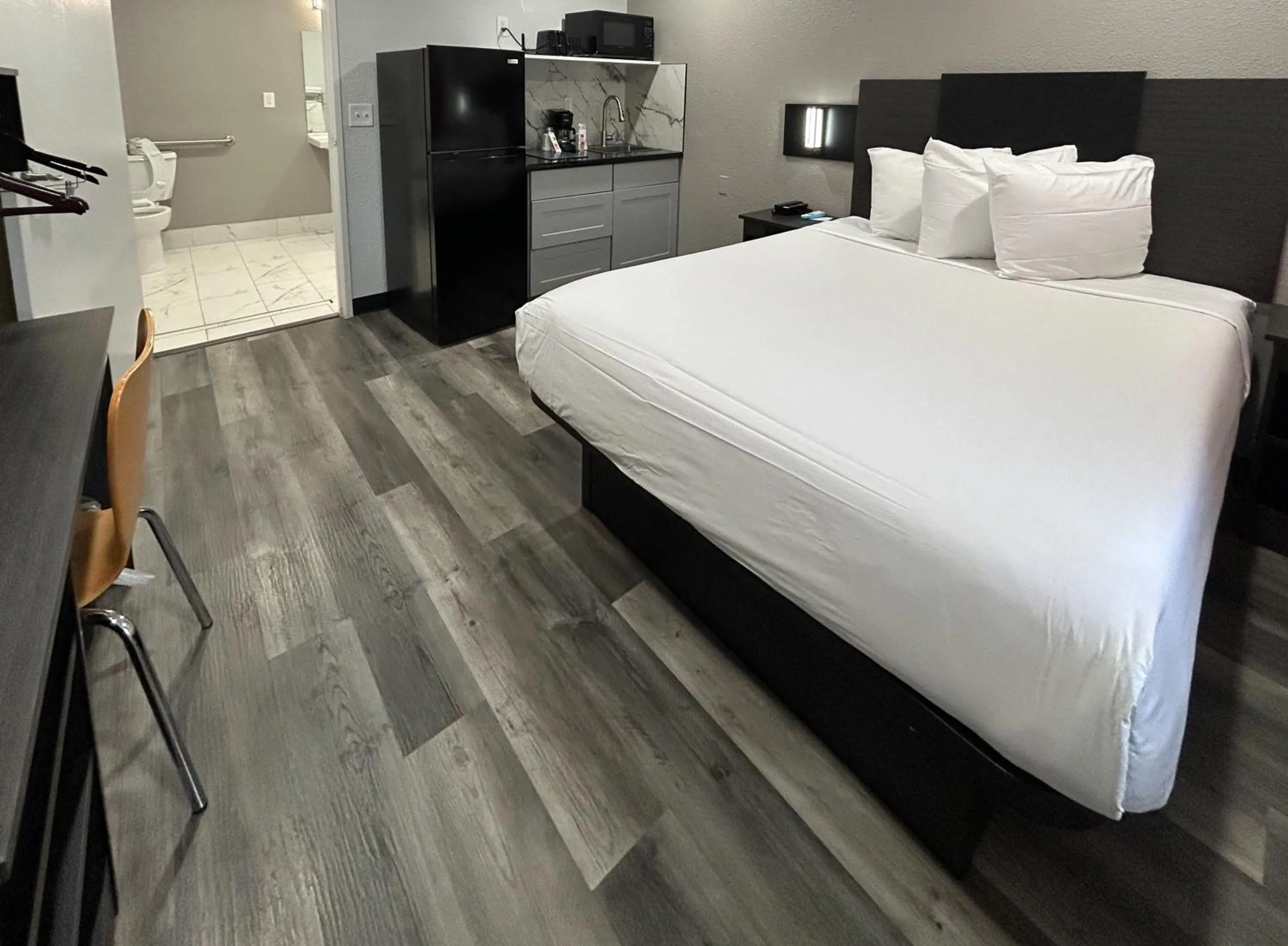 Photo of the whole room, Bed in Studio 6 Tacoma, WA - South