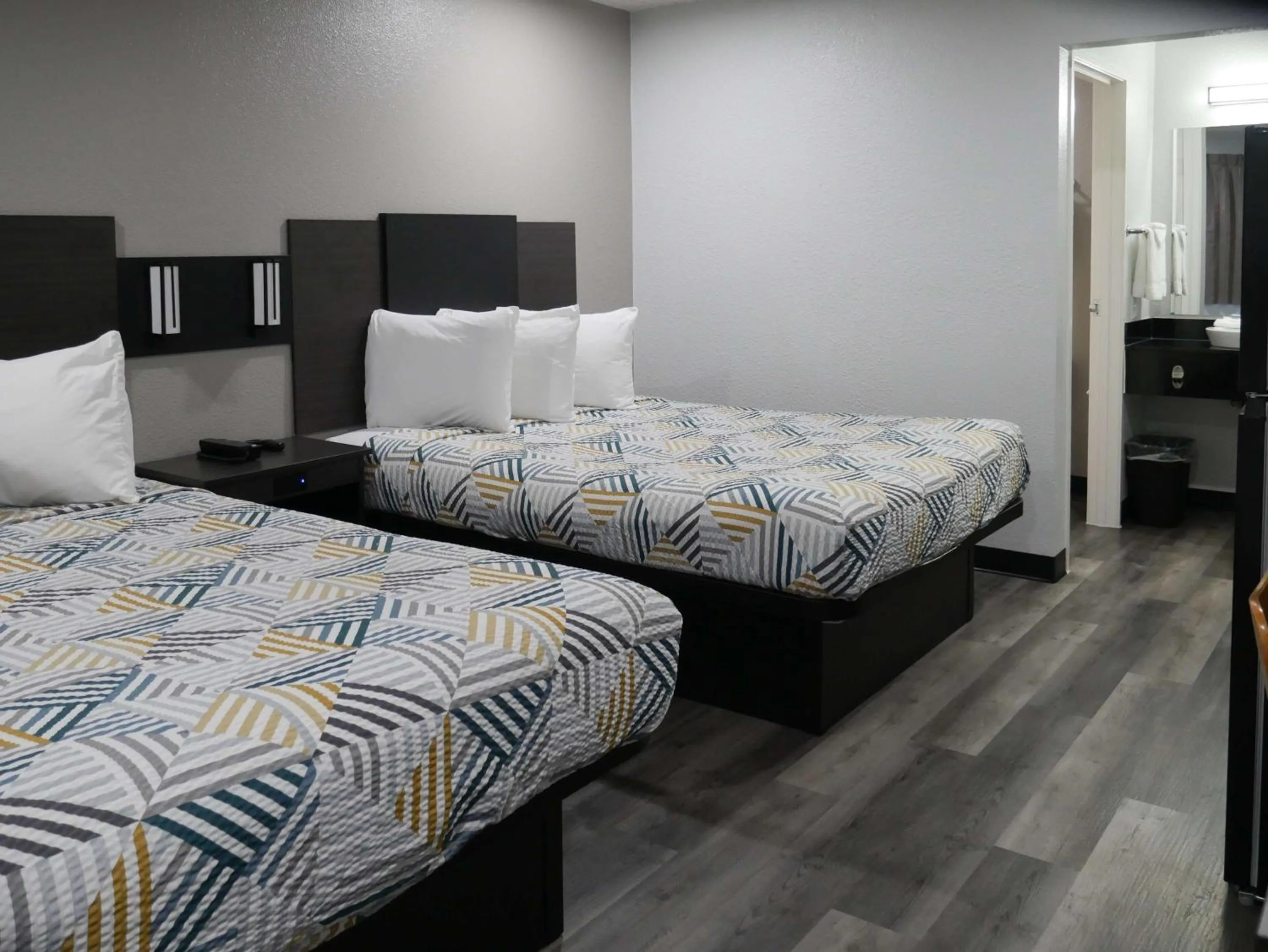 Bedroom, Bed in Studio 6 Tacoma, WA - South