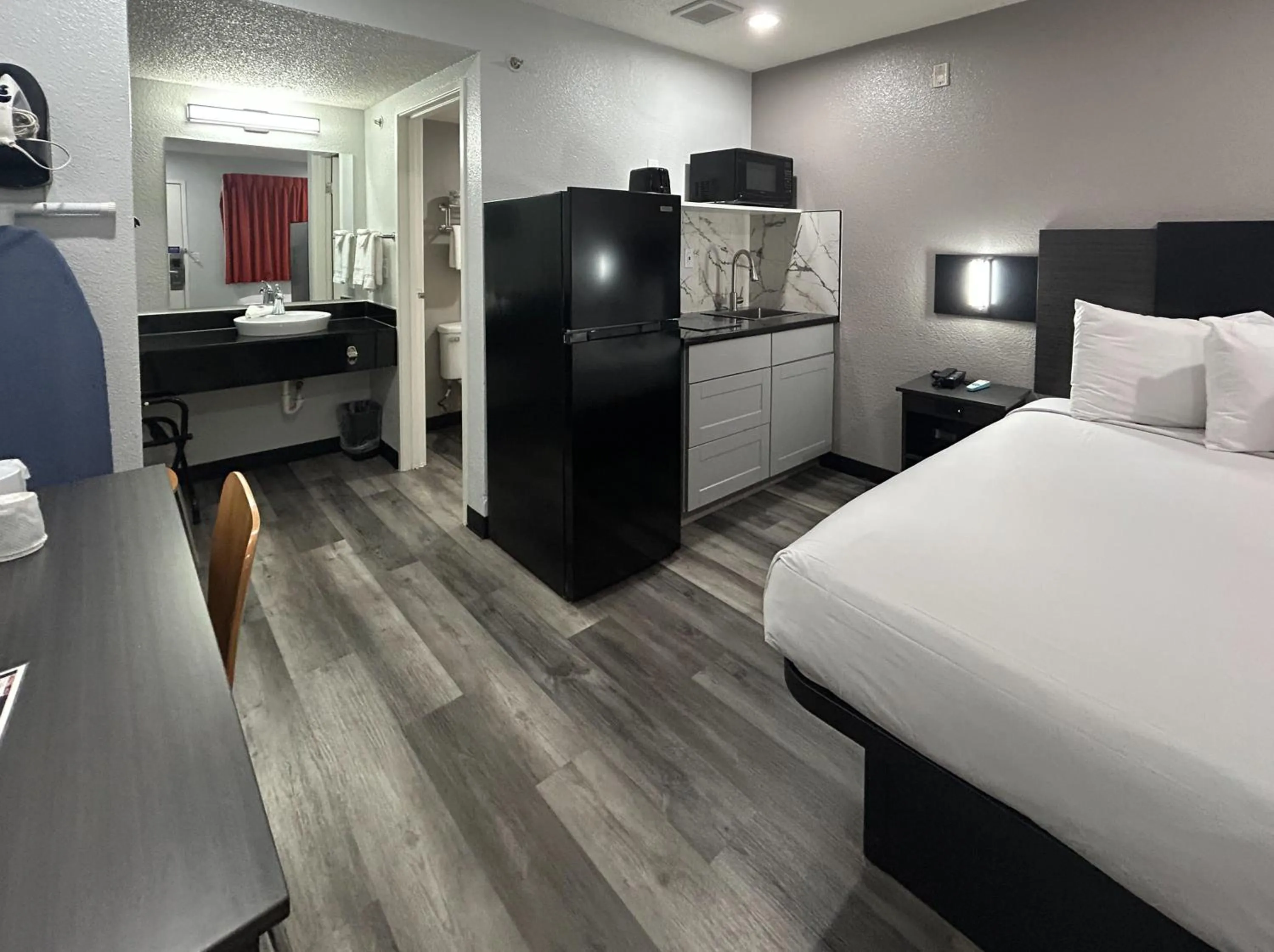 Photo of the whole room, Bed in Studio 6 Tacoma, WA - South