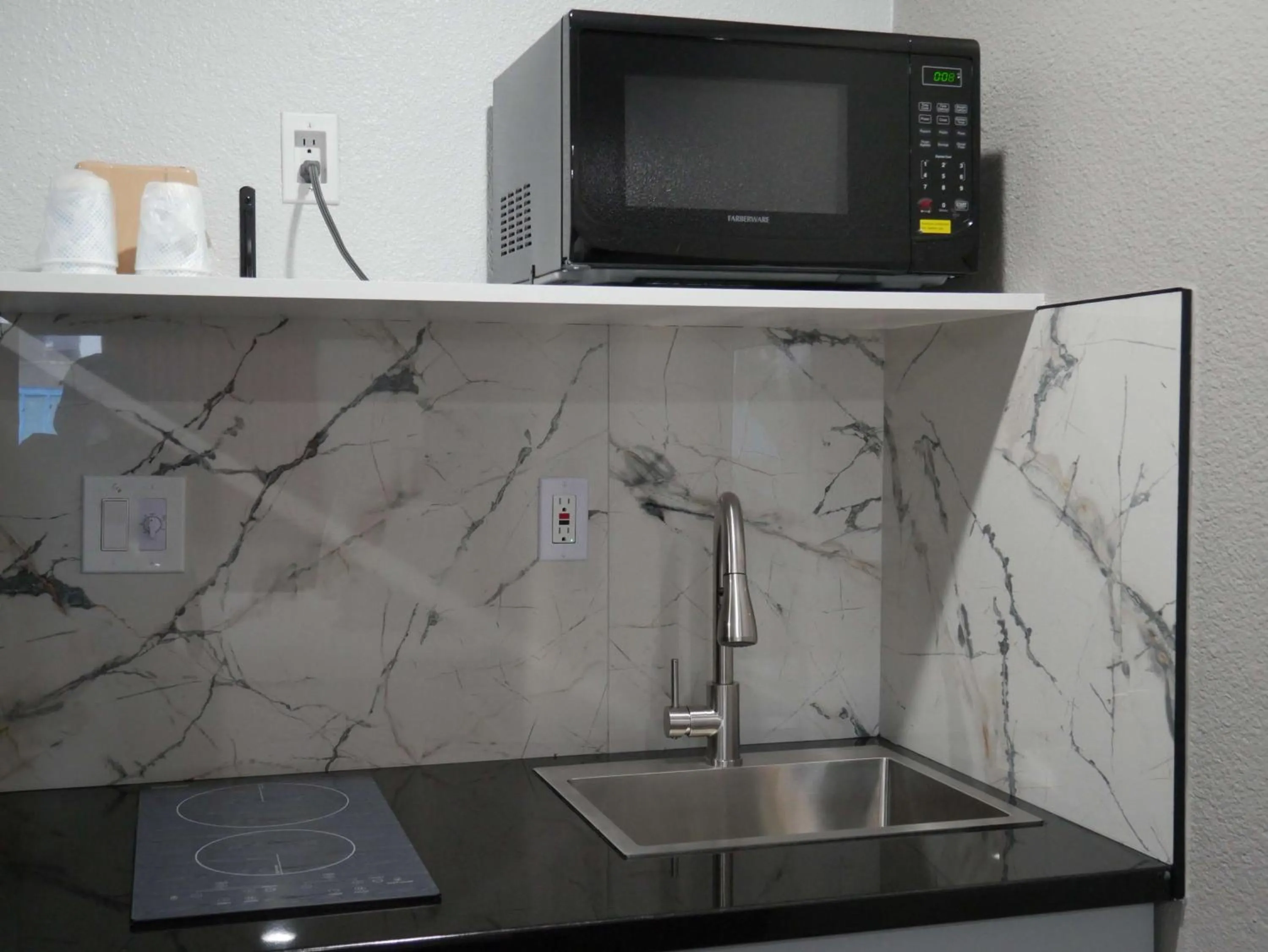 Kitchen or kitchenette in Studio 6 Tacoma, WA - South