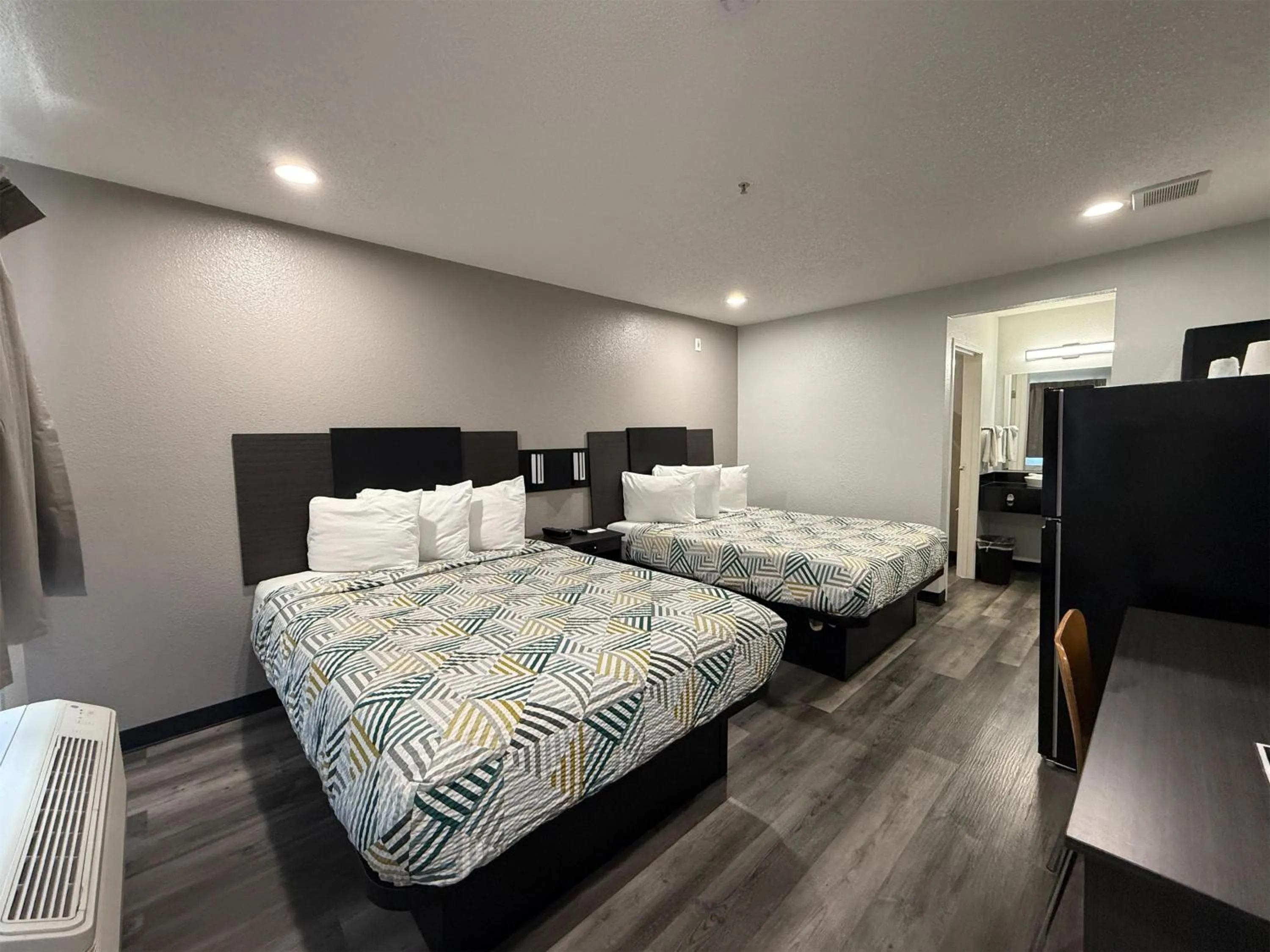 Photo of the whole room, Bed in Studio 6 Tacoma, WA - South