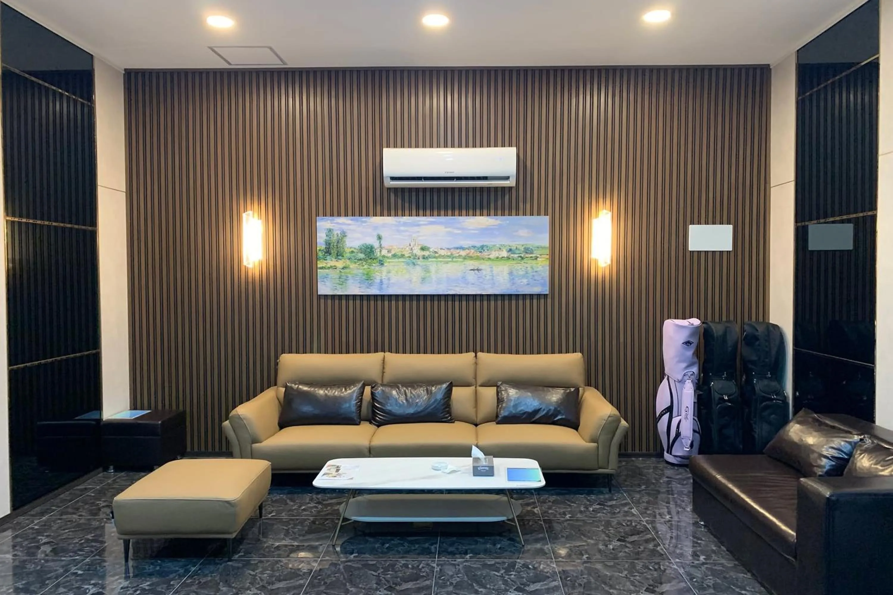 Communal lounge/ TV room in Hotel Kaya Puerto Galera