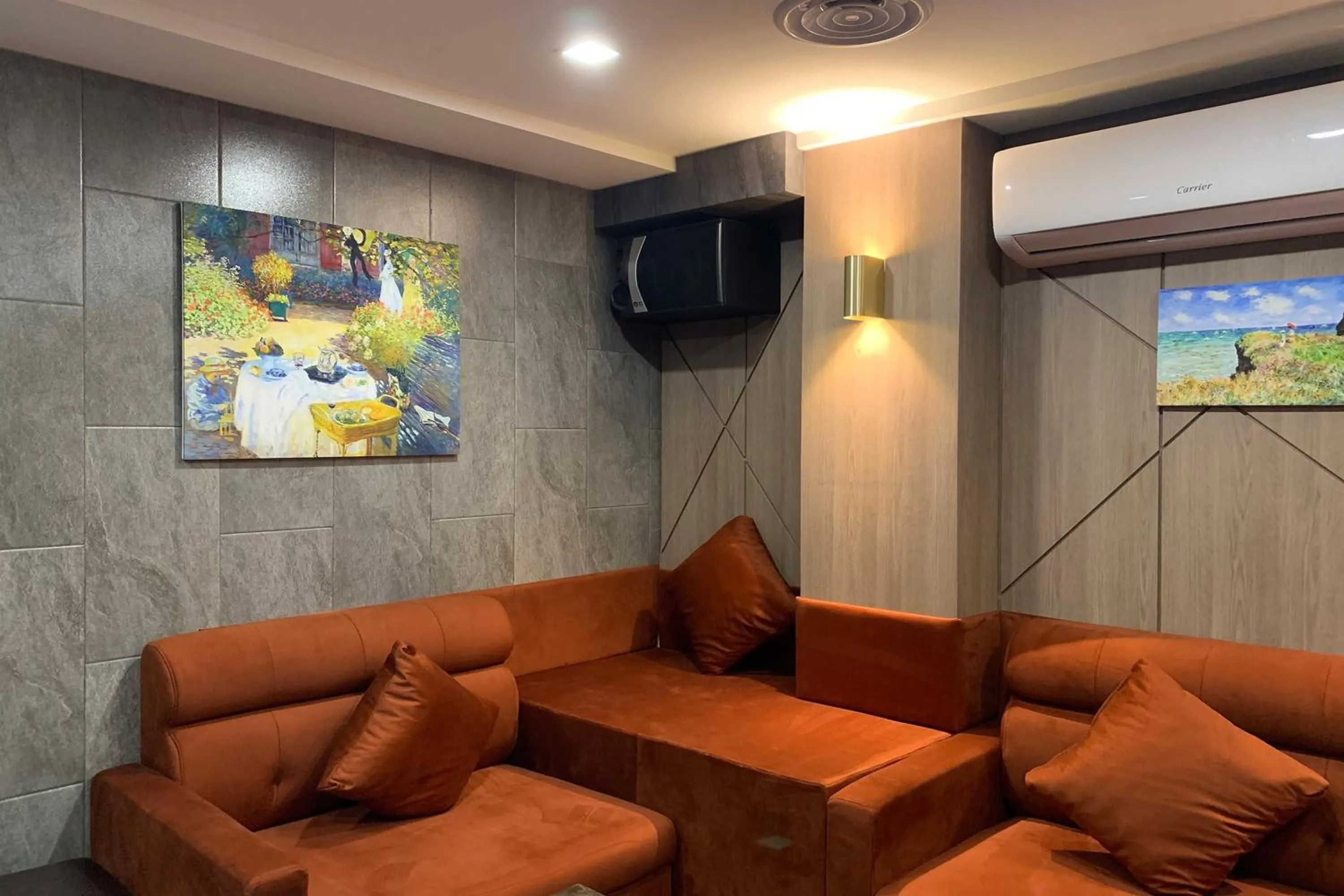 Communal lounge/ TV room in Hotel Kaya Puerto Galera