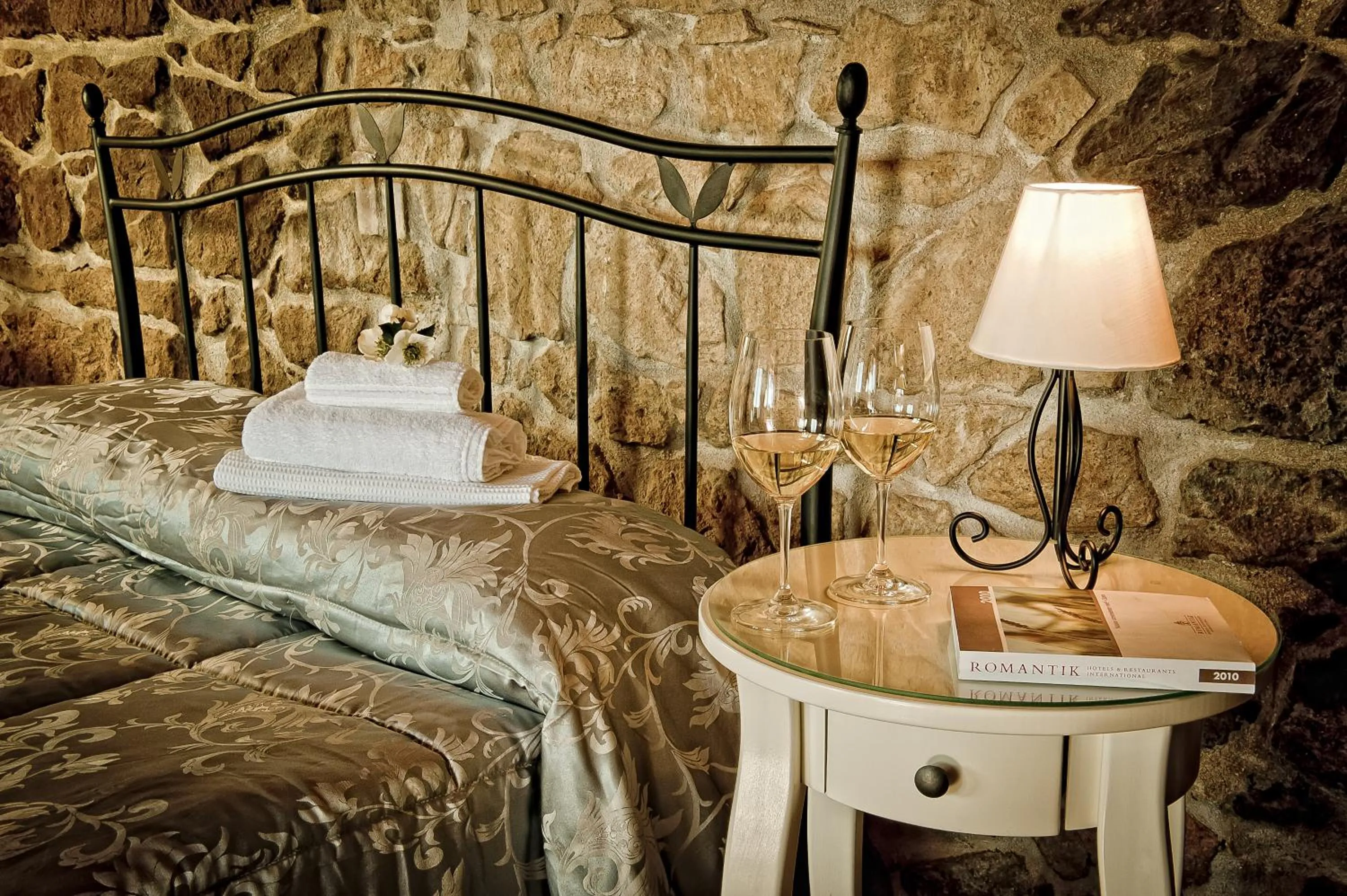 Decorative detail, Bed in Agriturismo Monte Due Torri