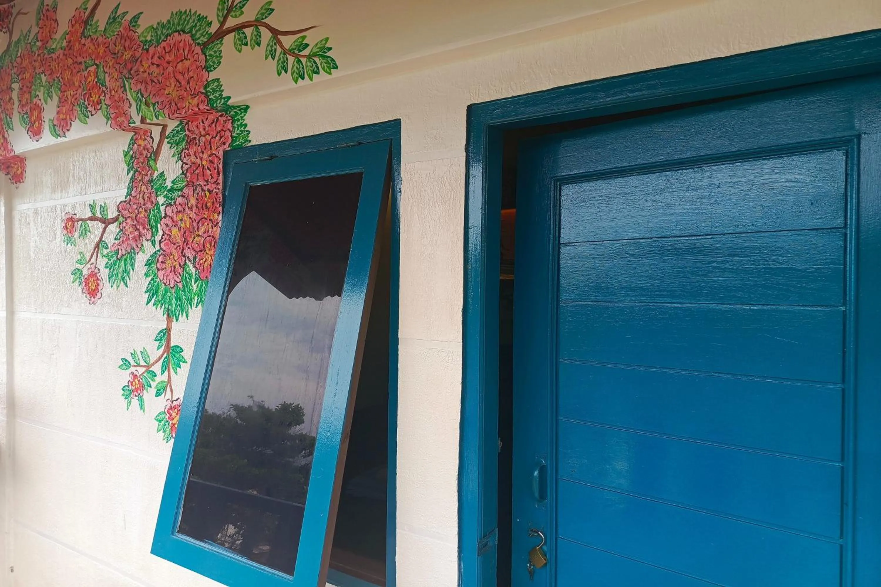 Facade/entrance in Aloha Beach House